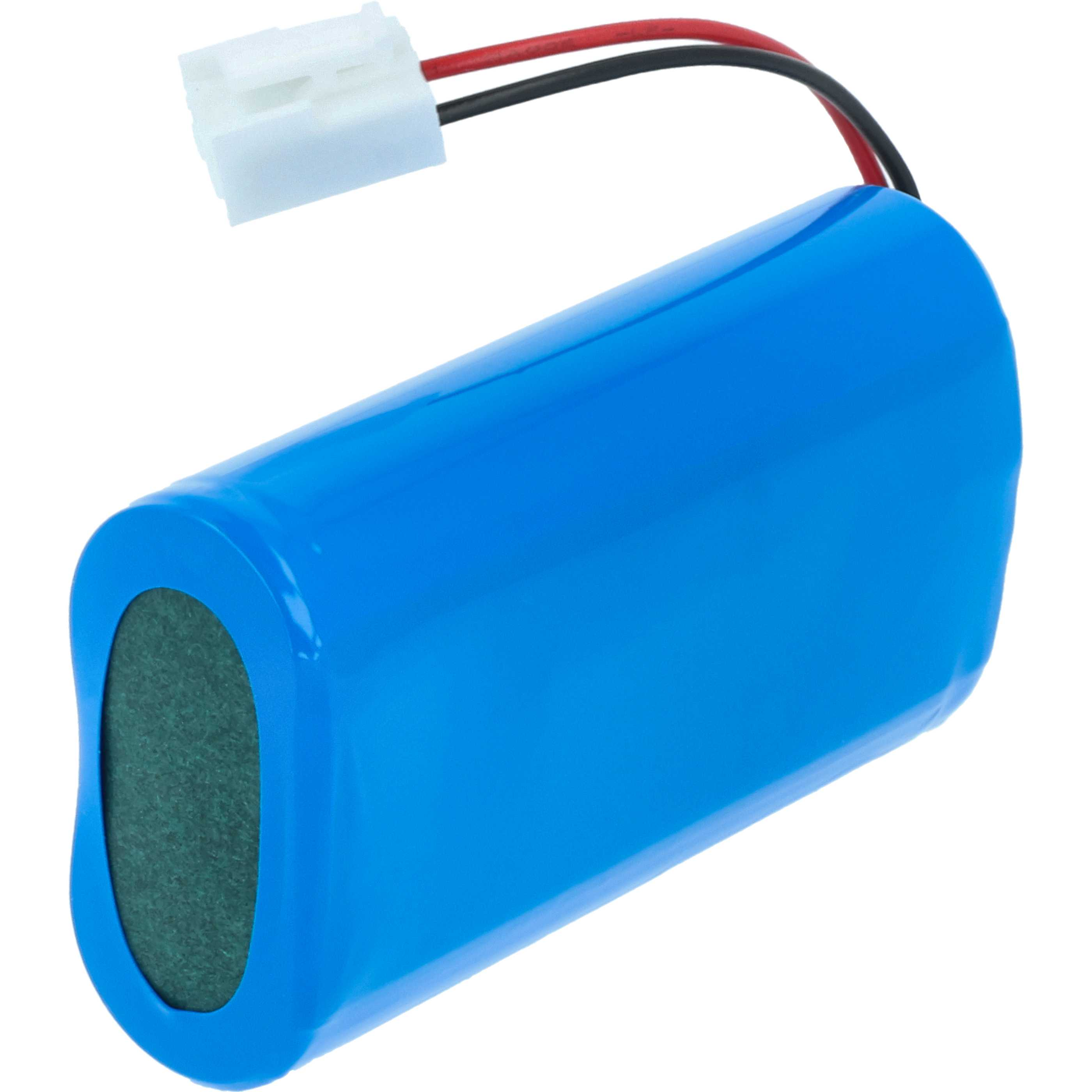 Ein blauer Akkupack mit roten und schwarzen Kabeln und einem weißen Stecker vor weißem Hintergrund.