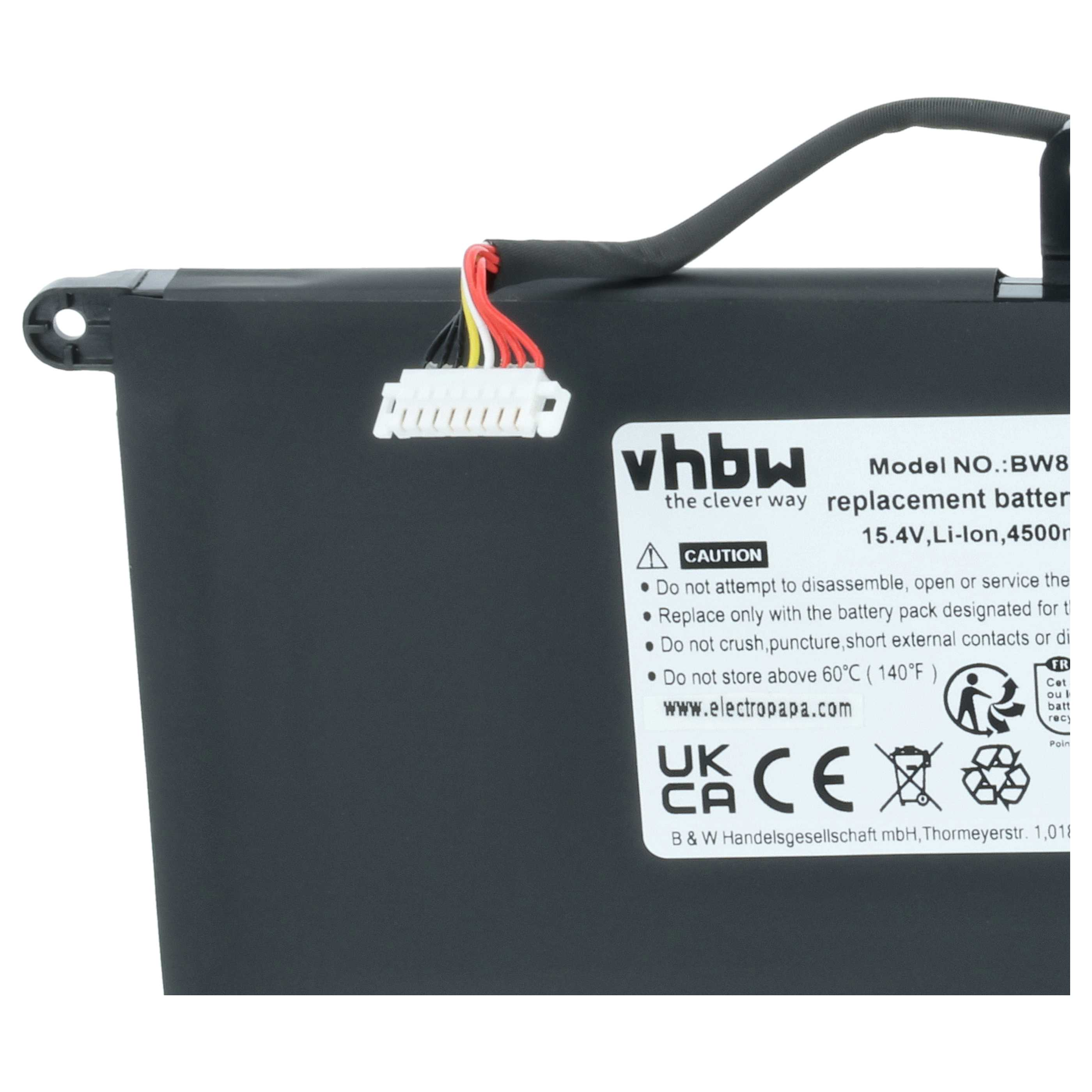 Ein schwarzer Ersatzakku mit Etikett und einem weißem Stecker mit Kabeln.