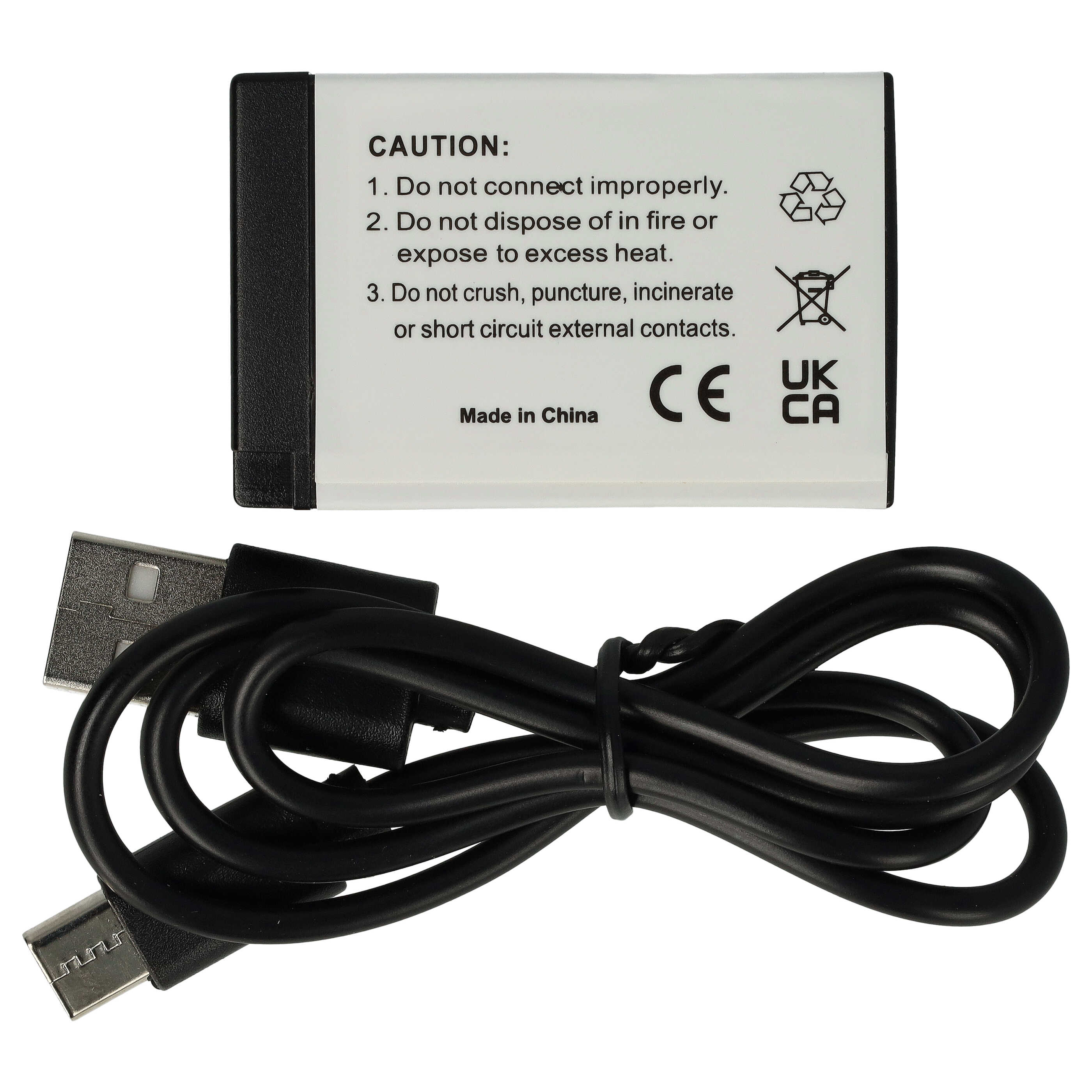 Ein weißer Akku mit Warnhinweisen und ein aufgerolltes schwarzes USB-Kabel vor weißem Hintergrund.