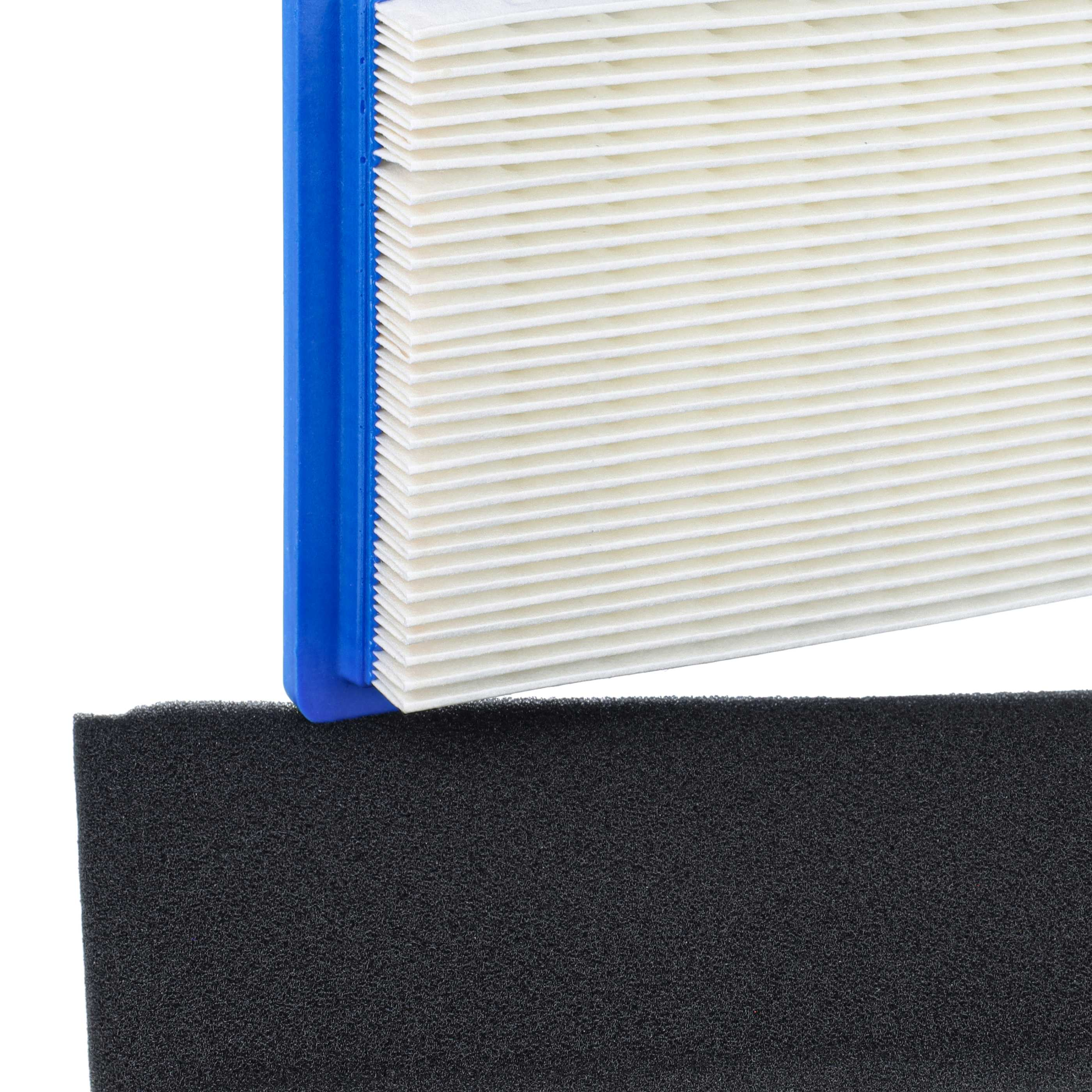 Ein weißer Papierluftfilter mit blauem Rahmen und ein schwarzer Schaumstofffilter auf weißem Hintergrund.