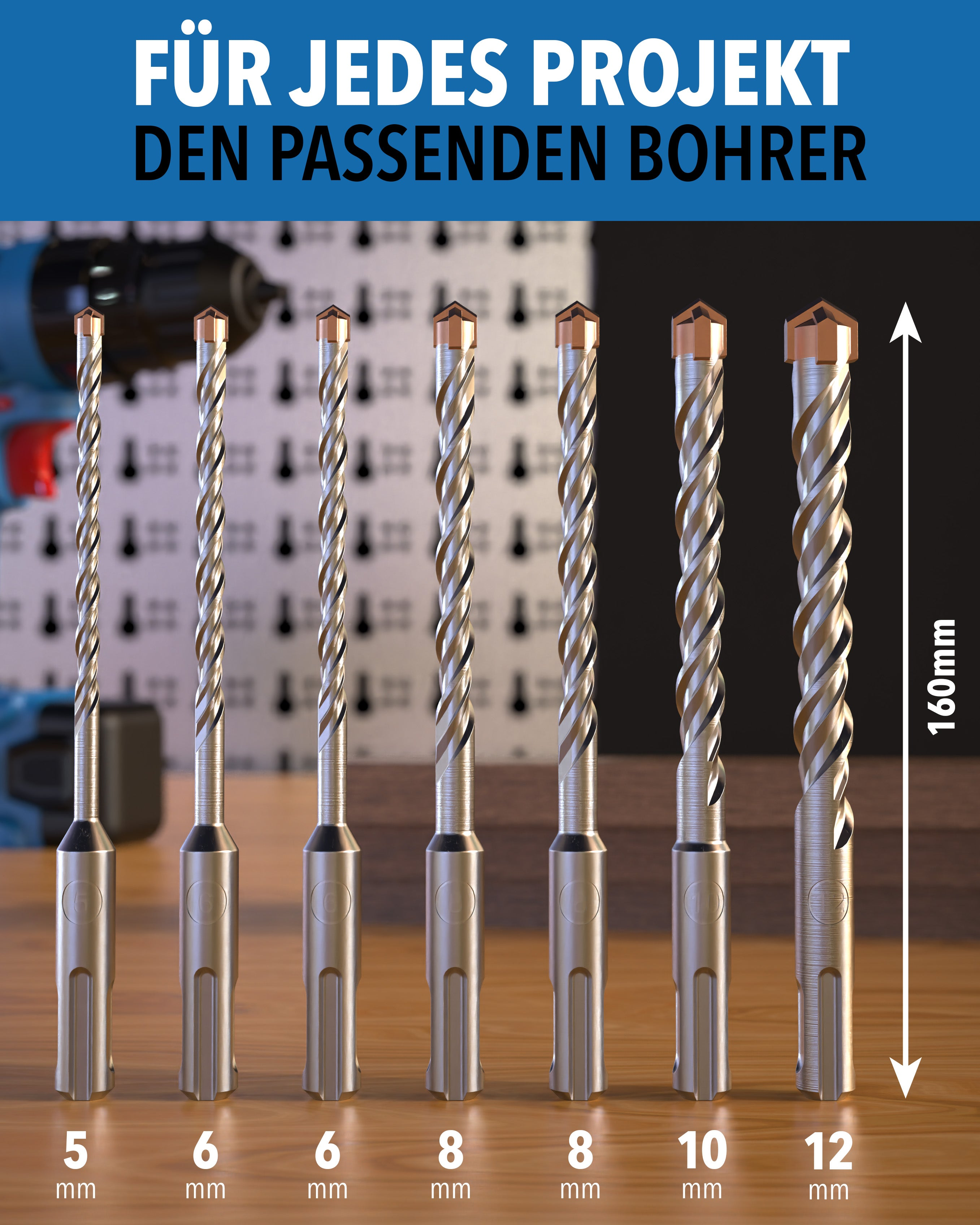 Sieben verschiedene SDS-Bohrer in aufsteigender Größe von 5 bis 12 mm stehen auf einer Holzoberfläche vor einer Werkzeugwand.