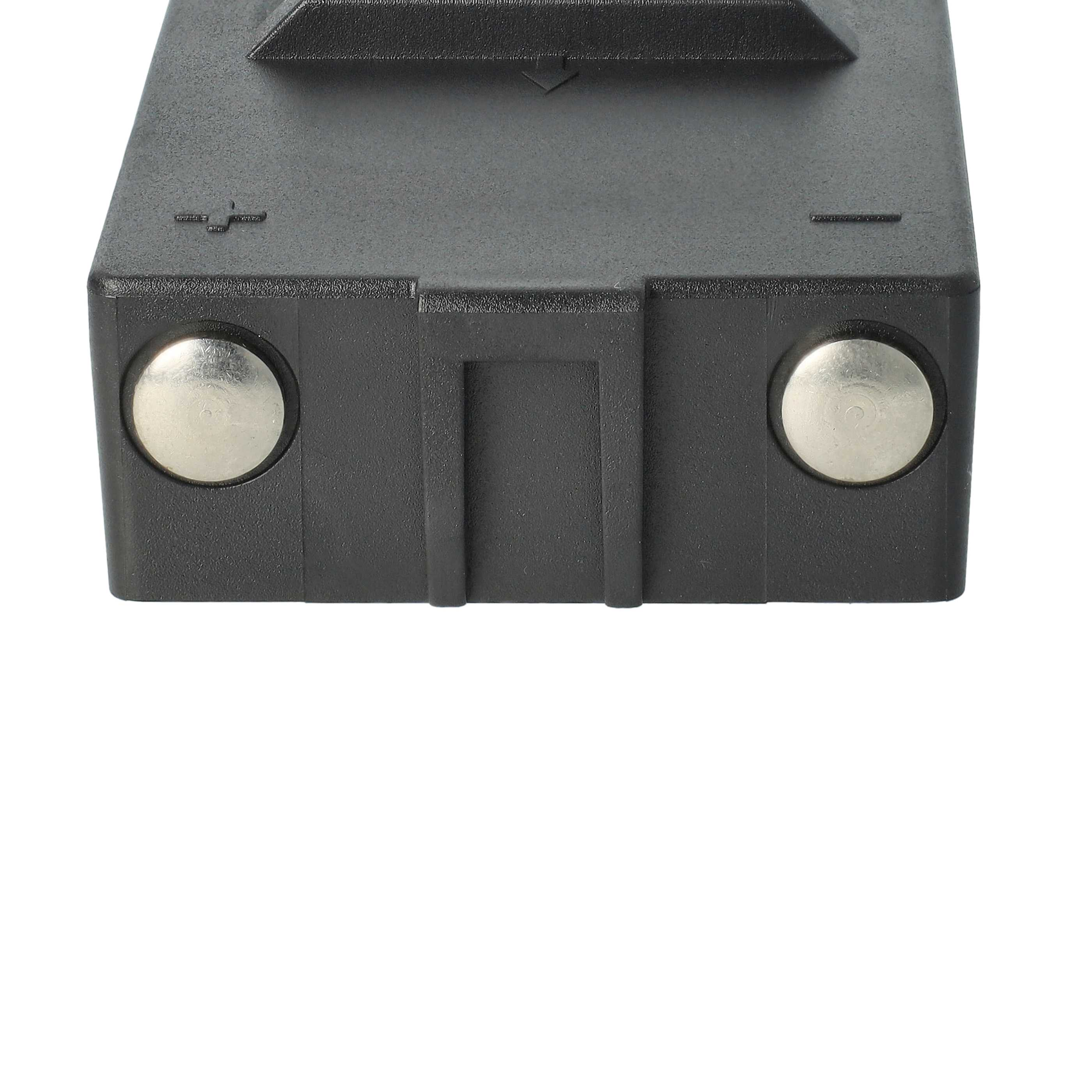 Ein schwarzes Kunststoff-Batteriegehäuse mit zwei silbernen kreisrundem Metallkontakten vorne.