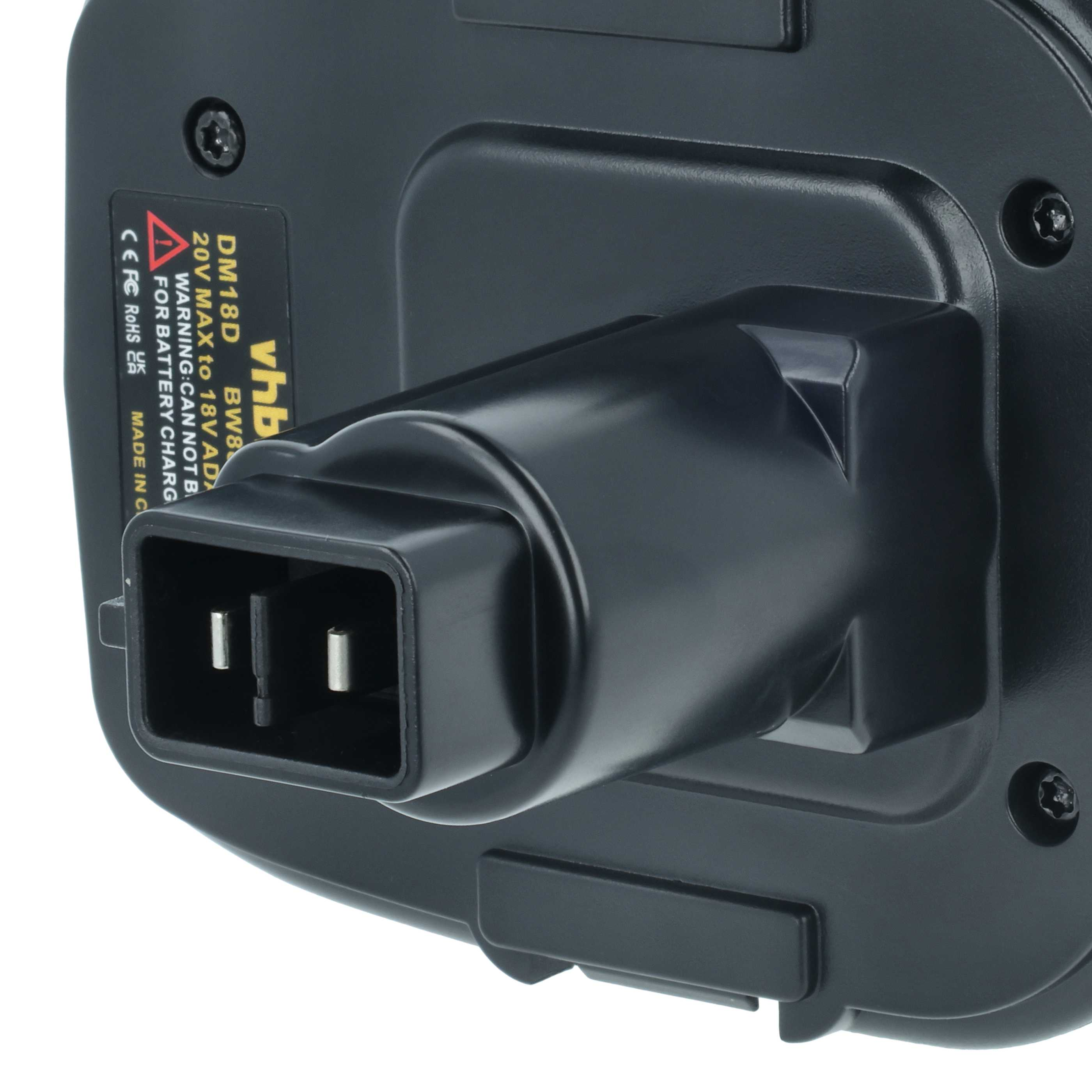 Nahaufnahme eines schwarzen Batterieadapters mit zwei Metallkontakten und Warnetikett.