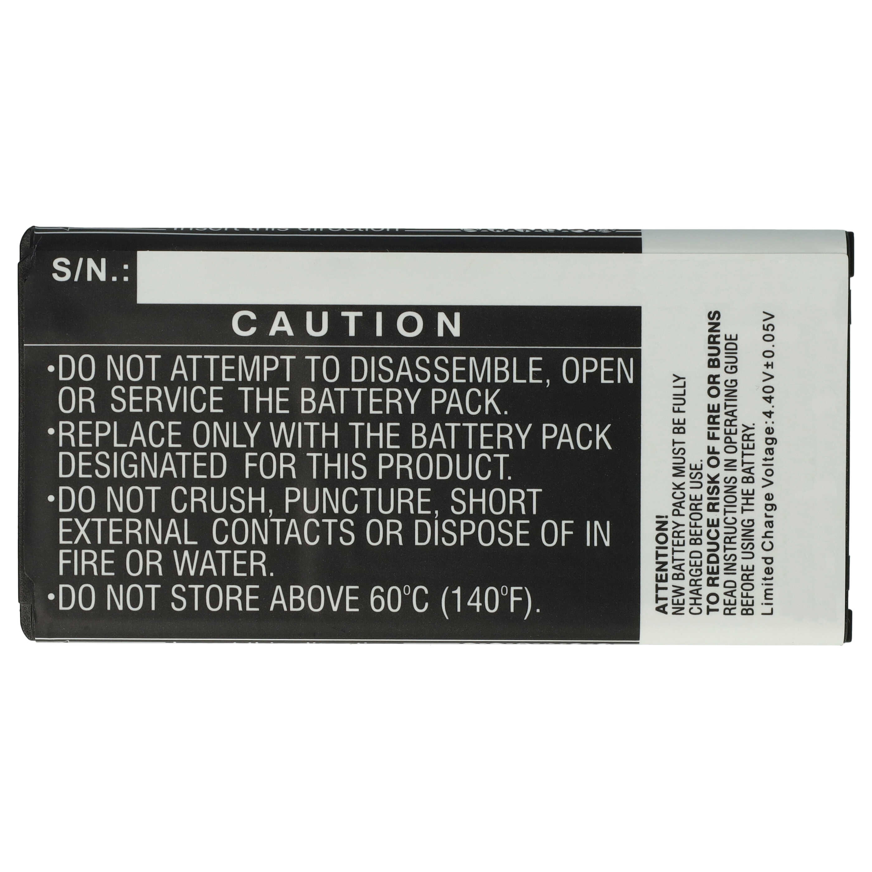 Eine rechteckige Batterie mit einem weißen und schwarzen Etikett zeigt Warnhinweise und Anweisungen.