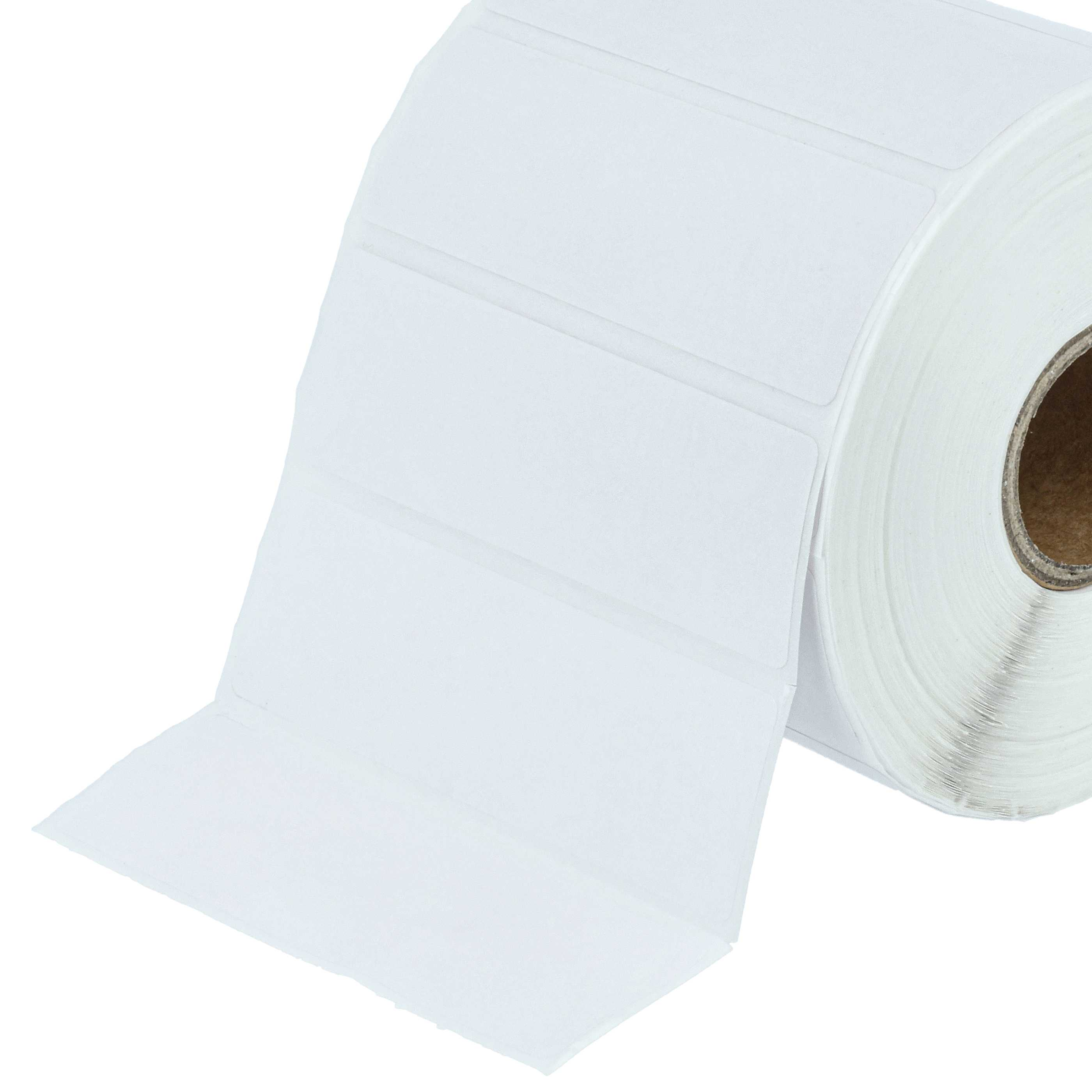 Eine Rolle mit weißen, leeren Klebeetiketten auf weißem Hintergrund.