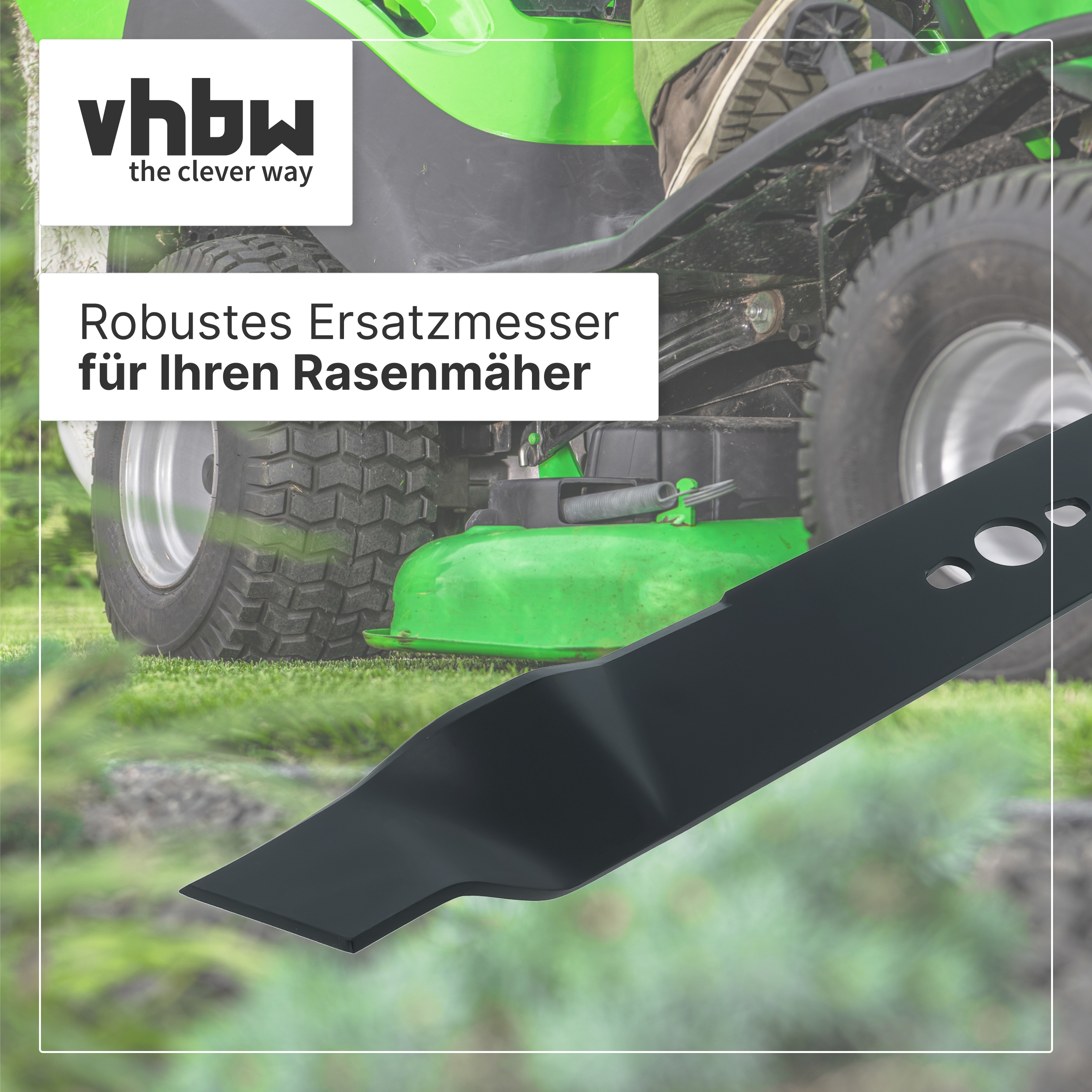 Schwarzes Rasenmähermesser vor einem grünen Aufsitzrasenmäher.