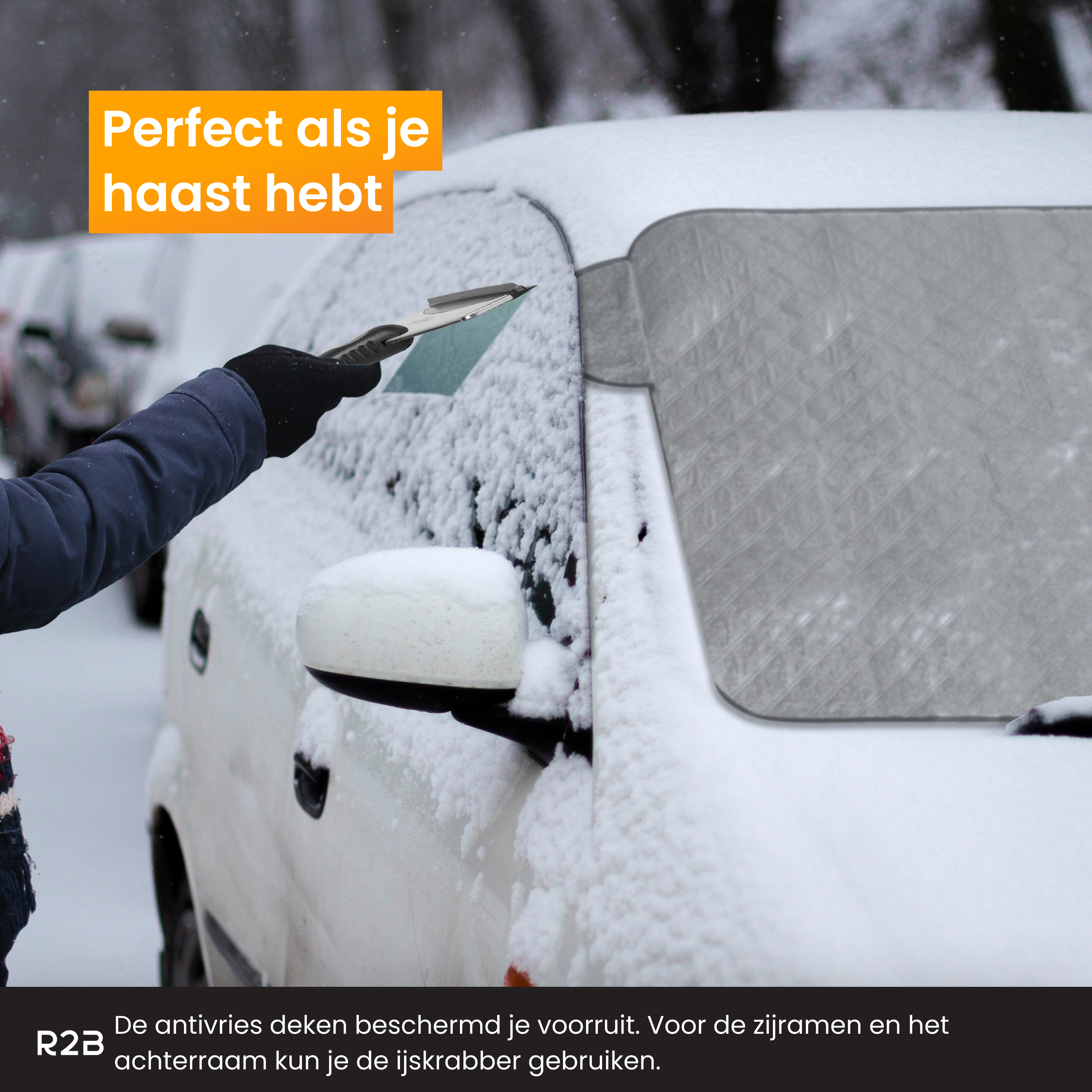 Person kratzt Eis von der Autoscheibe im Schnee, Windschutzscheibe bedeckt.