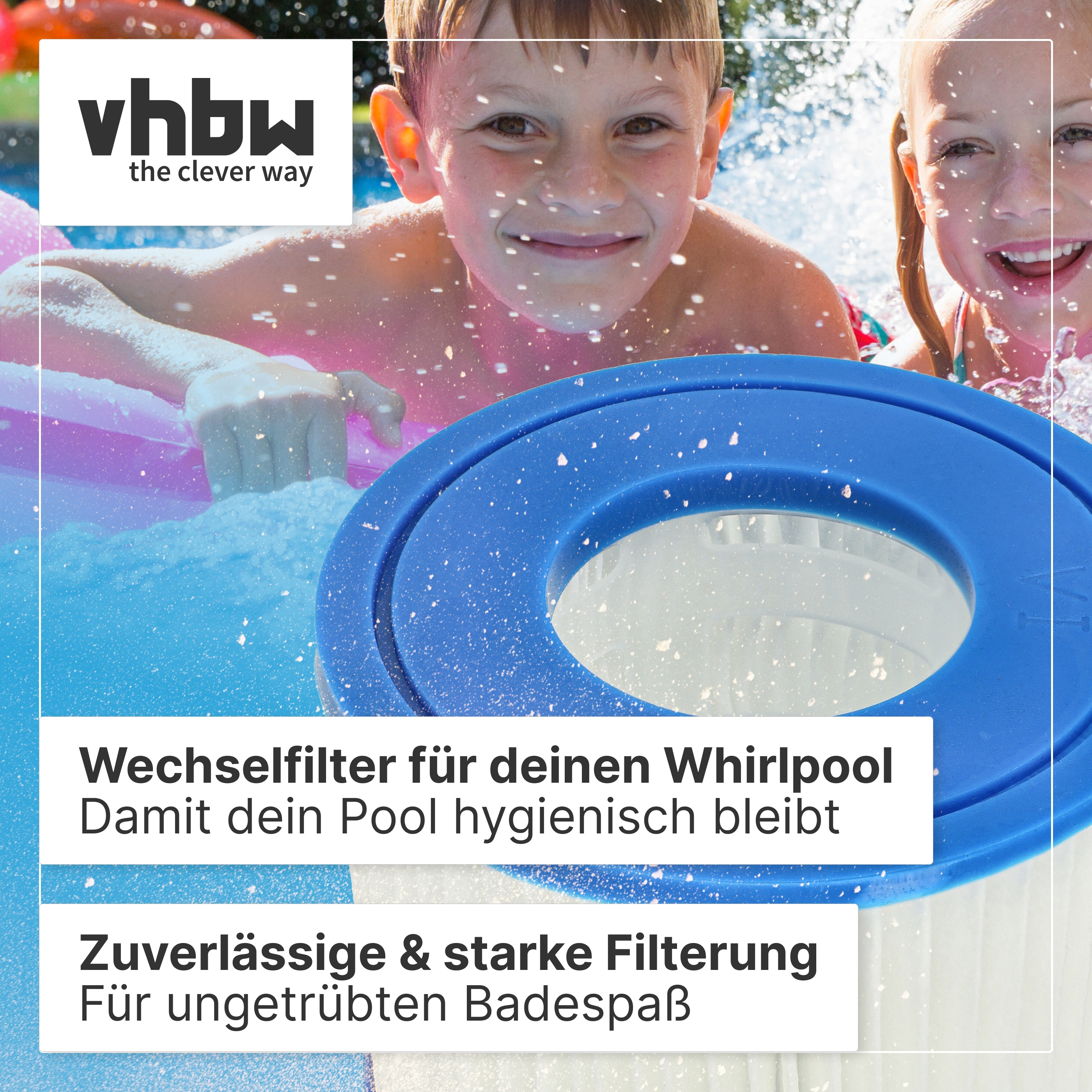 Ein blauer Whirlpoolfilter im Vordergrund, dahinter zwei glückliche Kinder im Pool.