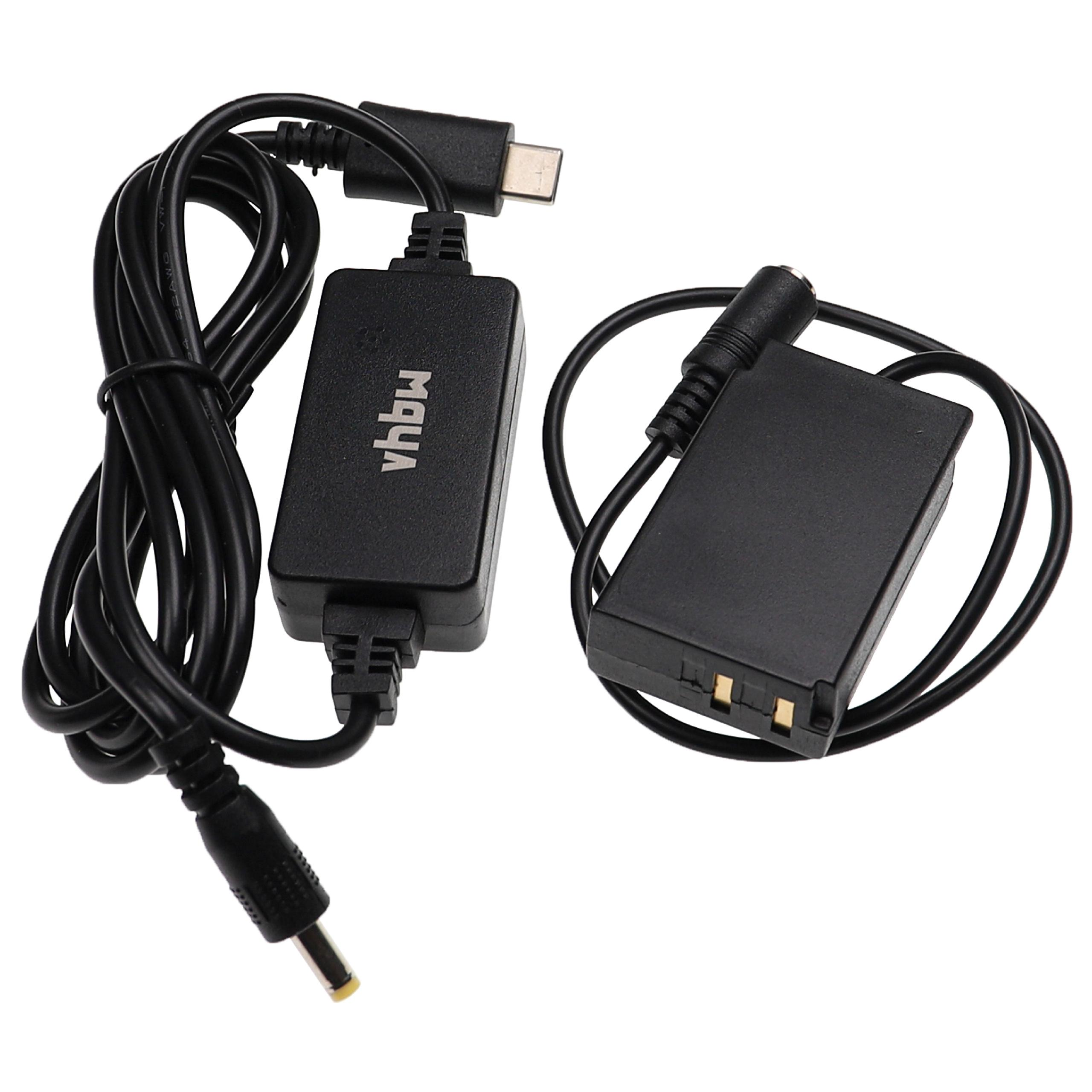 Ein schwarzes Netzteil mit USB-C-Stecker, Spiralkabel und Dummy-Akku vor weißem Hintergrund.