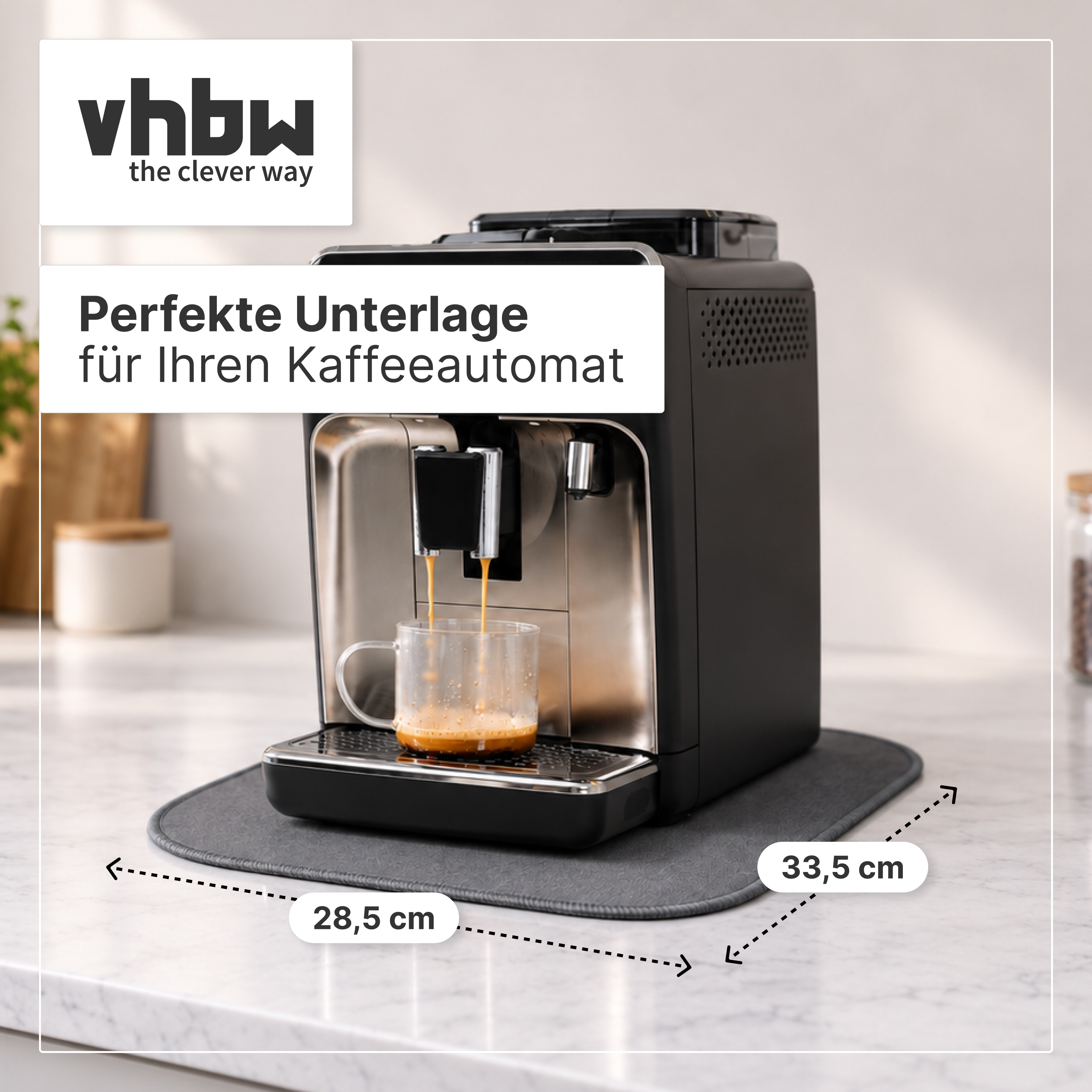 Ein schwarzer Kaffeeautomat auf einer grauen Matte mit den Maßen 28,5 cm mal 33,5 cm auf einer weißen Küchenarbeitsplatte.