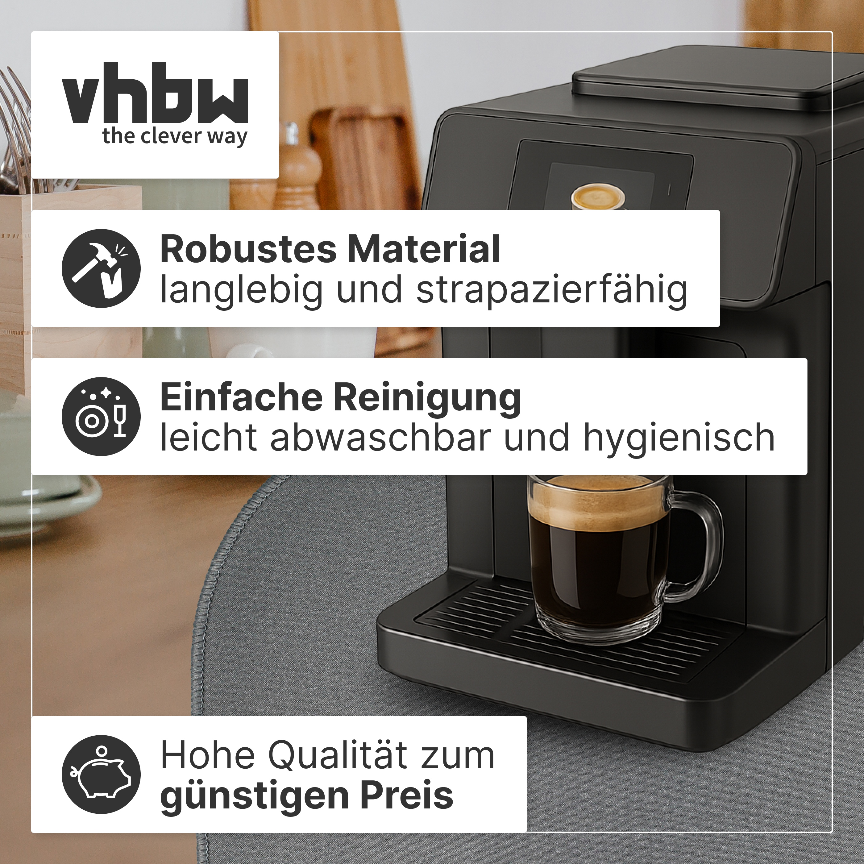 Eine schwarze Kaffeemaschine steht auf einer Matte, mit Kaffeetasse und Textfeldern für Produktvorteile.