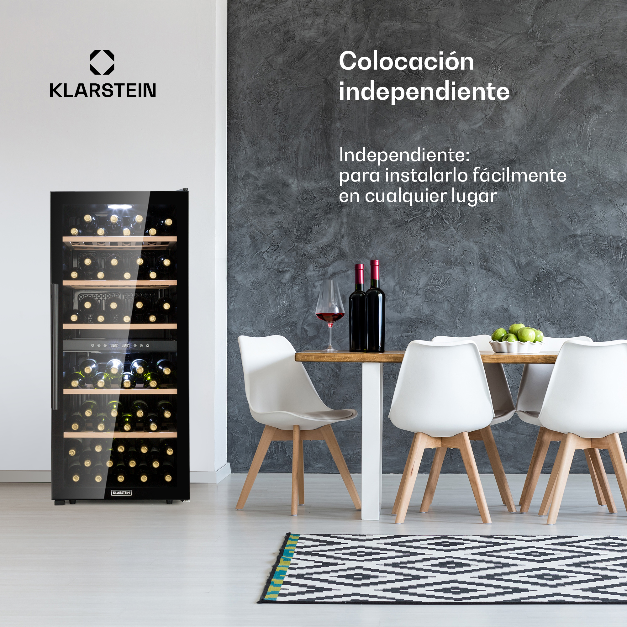 Vinoteca independiente Klarstein en un comedor moderno junto a una mesa de madera con sillas blancas.