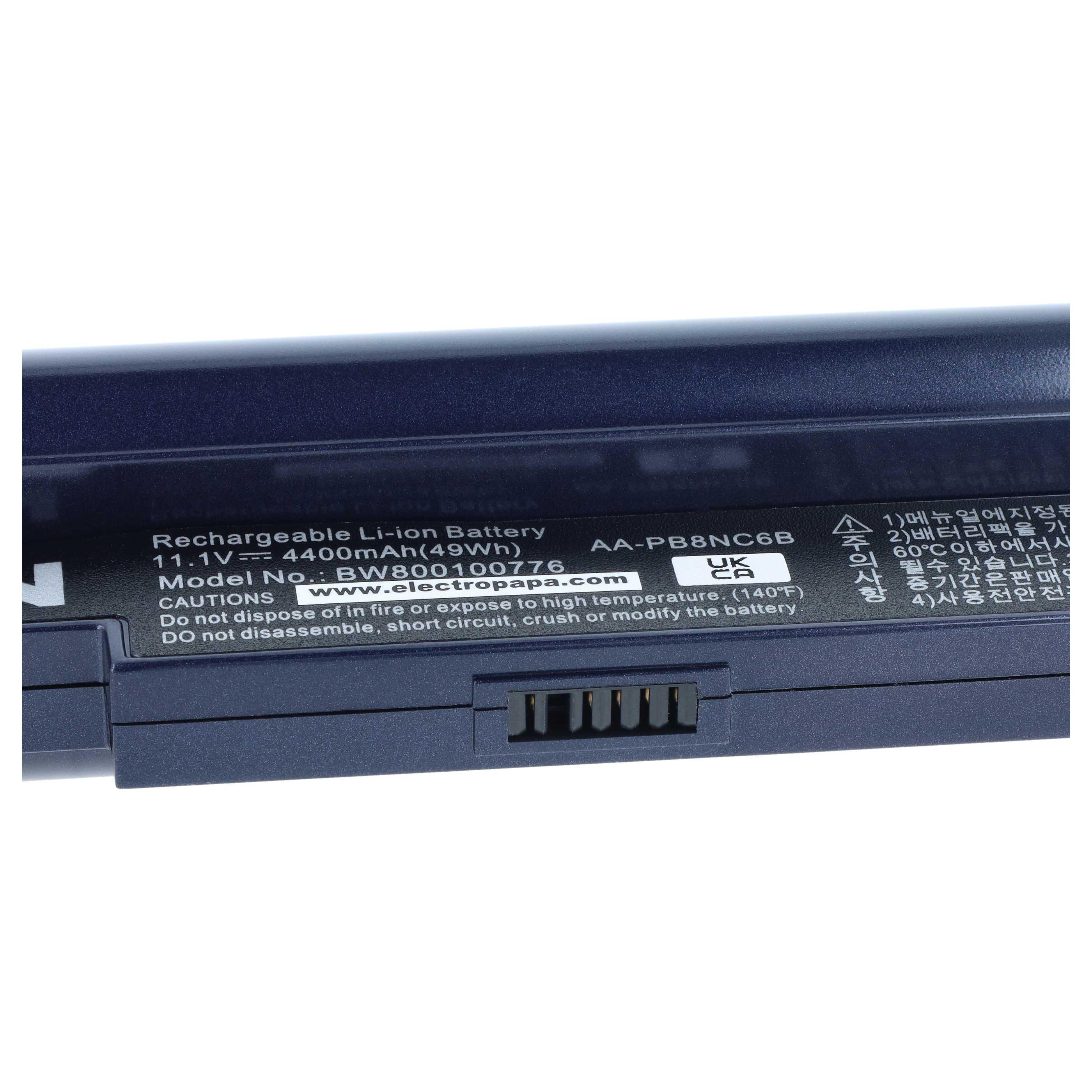 Nahaufnahme eines blauen Laptop-Akkus mit Sicherheitshinweisen, Modellnummer und elektrischen Daten.