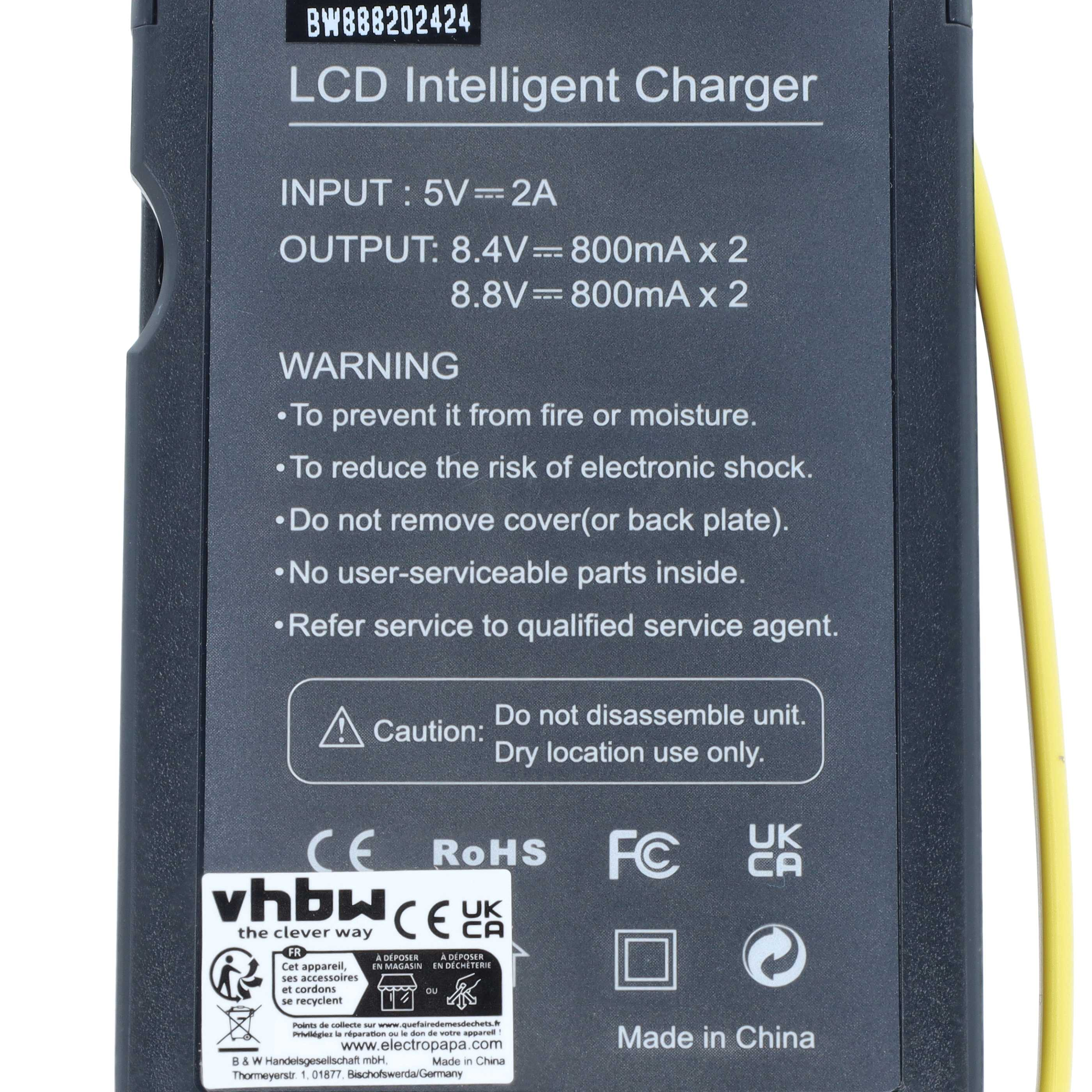 Rückseite eines schwarzen LCD Intelligent Chargers mit technischen Daten, Warnhinweisen und Zertifizierungssymbolen.
