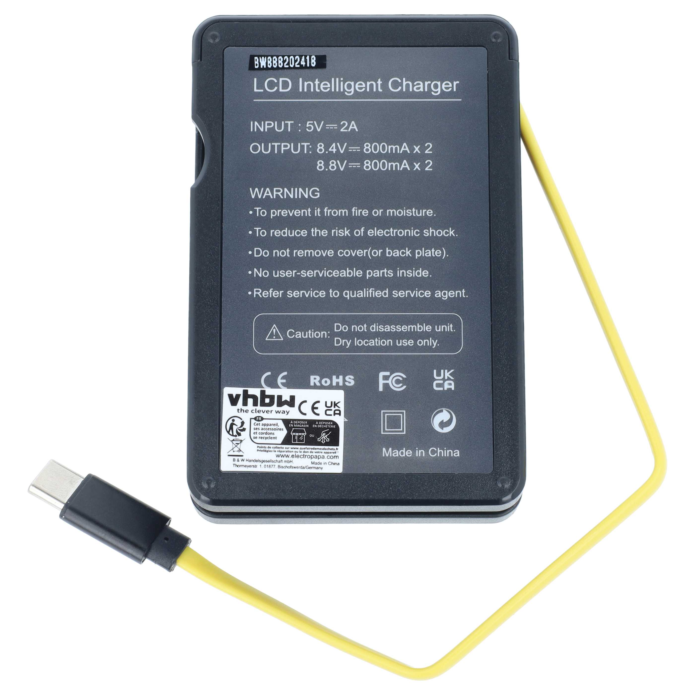 Ein schwarzes LCD-Ladegerät mit technischen Daten, Warnungen und einem angeschlossenen gelben USB-Kabel.