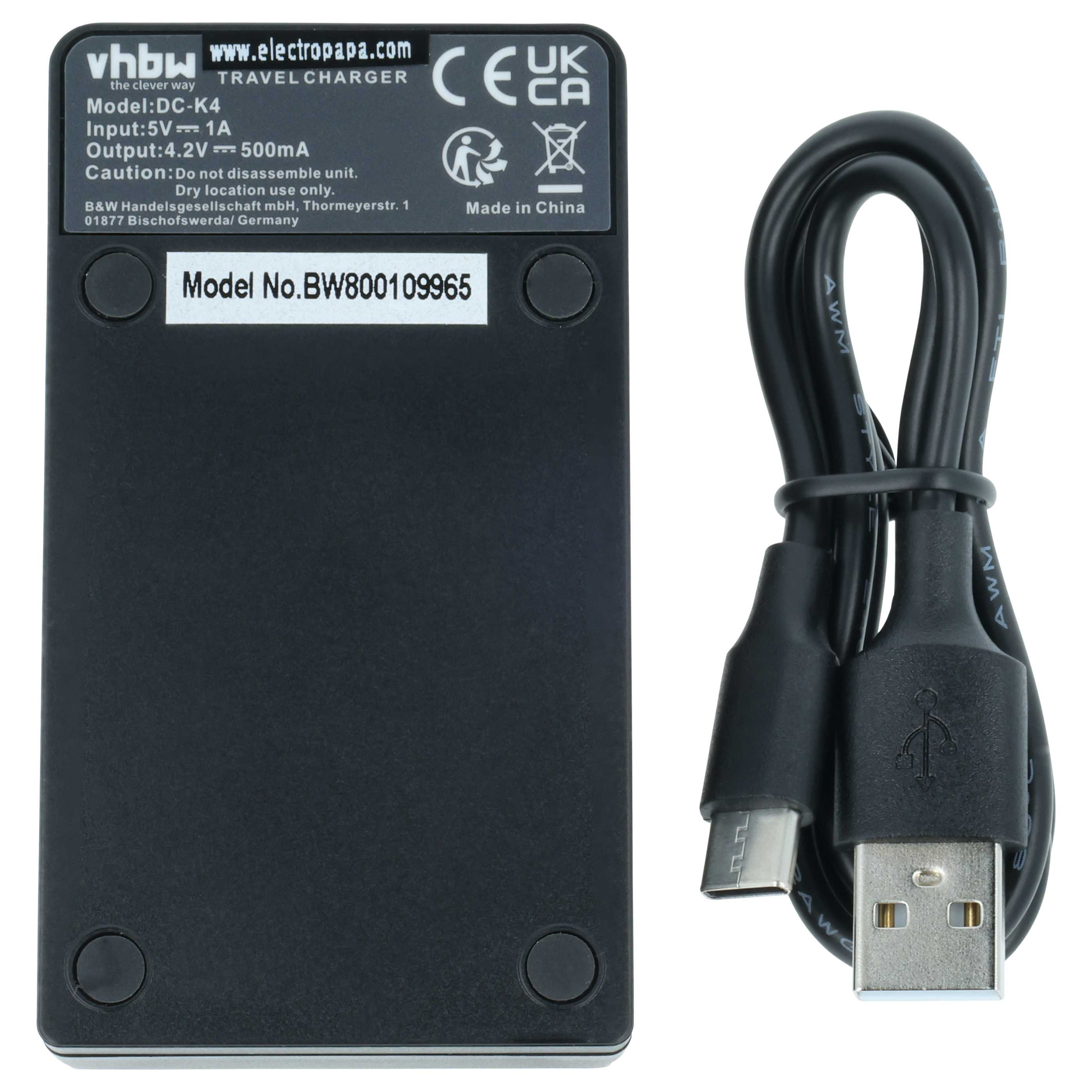 Ein schwarzes vhbw Reisezettel-Ladegerät mit Modell DC-K4 und ein schwarzes USB-Kabel.