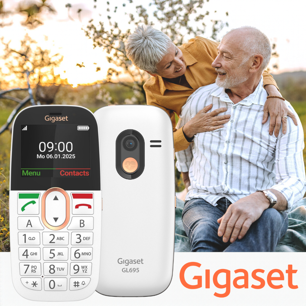 Ein weißes Gigaset-Seniorenhandy im Vordergrund, während im Hintergrund ein älteres Paar glücklich im Freien sitzt.