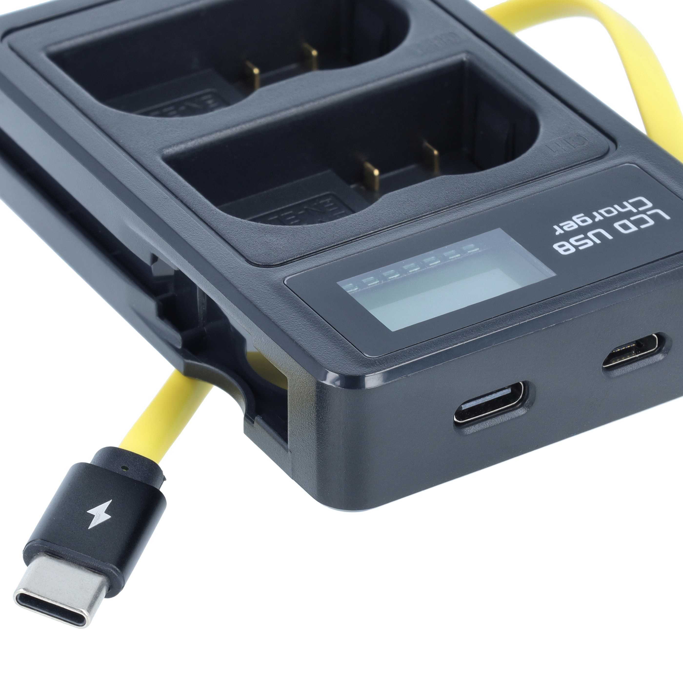 Schwarzes LCD-USB-Ladegerät mit zwei Ladeschächten, kleinem Display und gelbem Kabel mit Typ-C-Stecker.