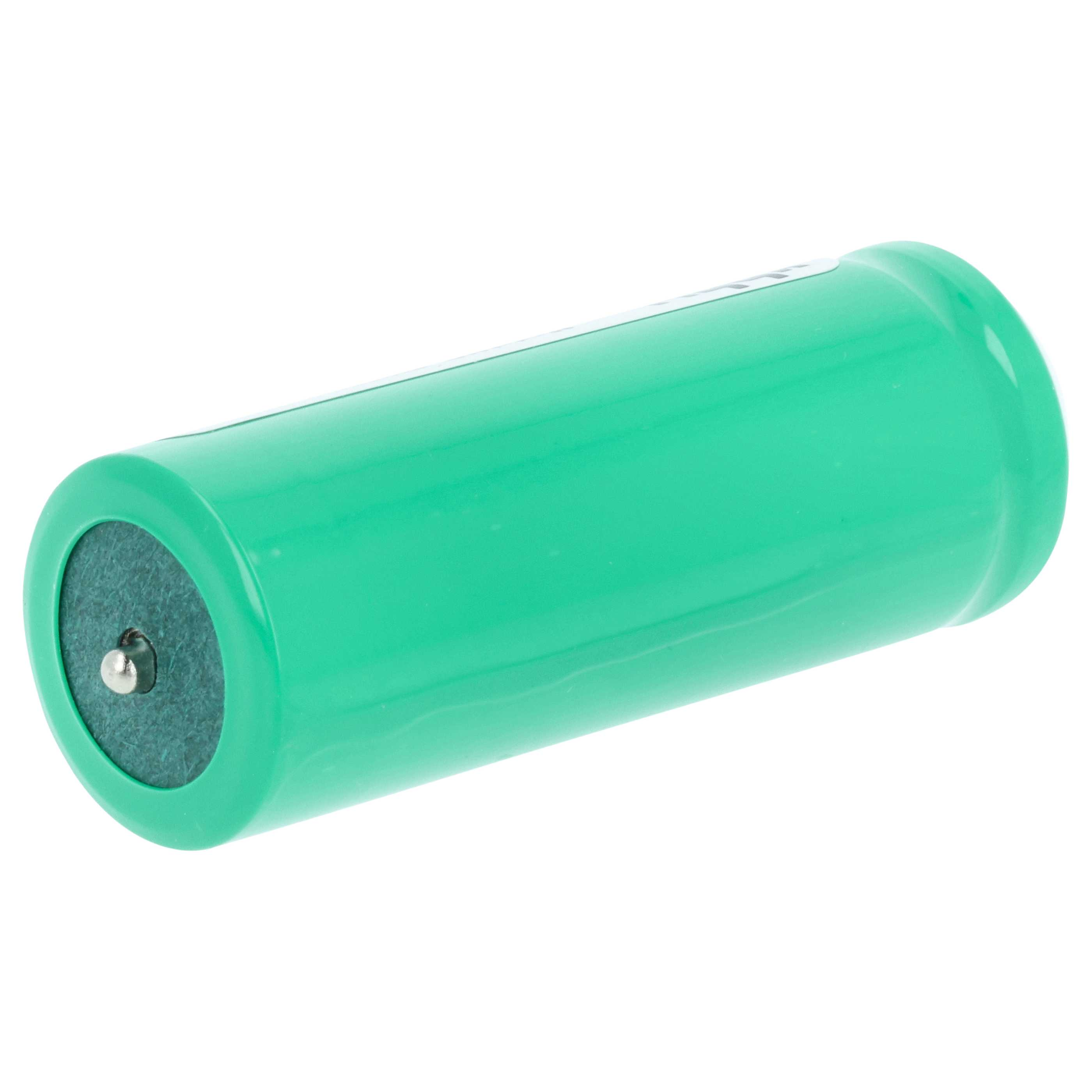 Eine einzelne grüne zylindrische Batterie mit einem Metallkontakt auf der Vorderseite liegt auf weißem Hintergrund.
