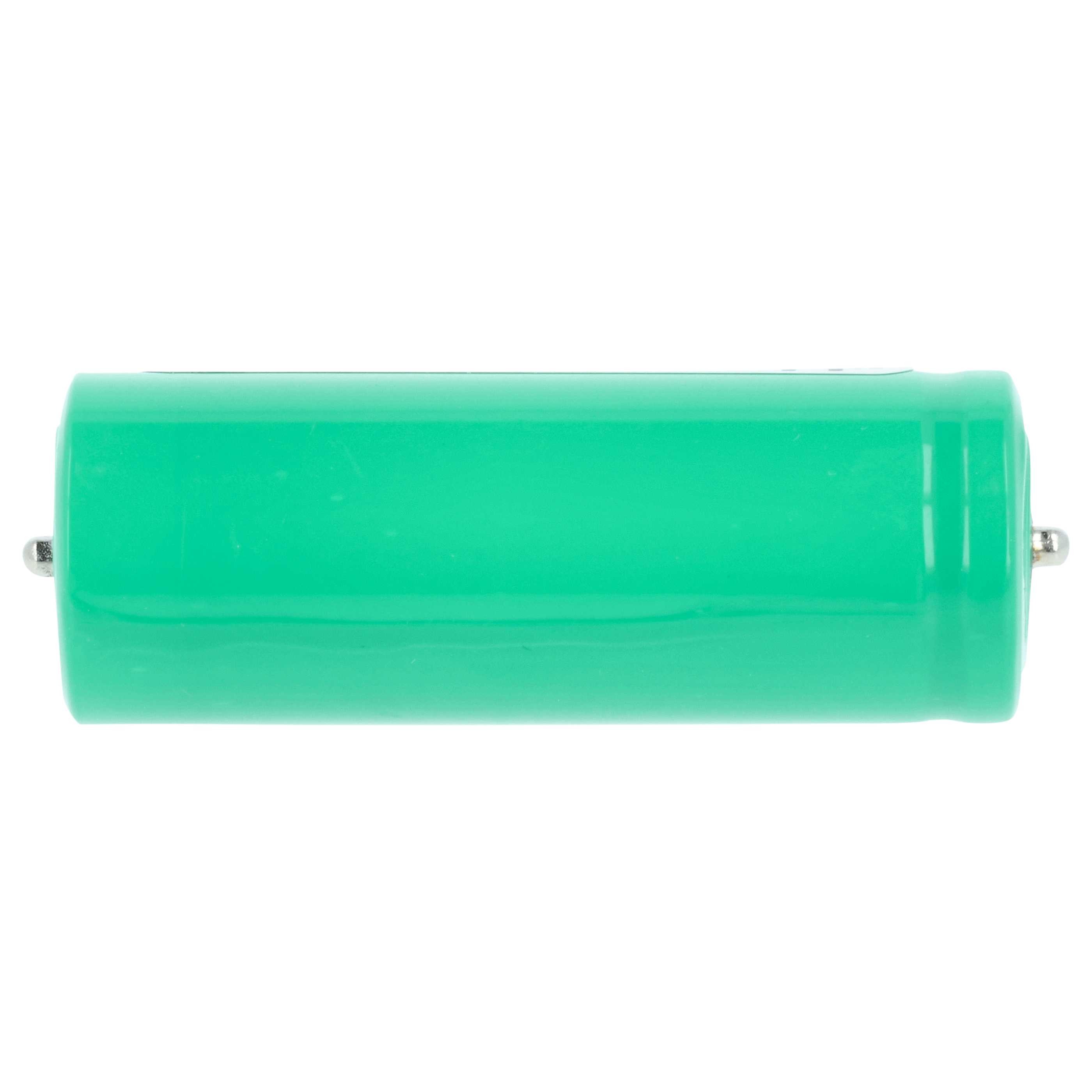 Eine grüne zylindrische Batterie mit Metallpolen an beiden Enden vor weißem Hintergrund.