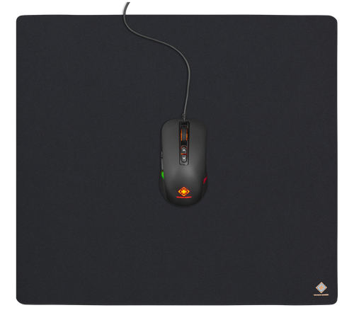 Eine schwarze kabelgebundene Computermaus auf einem großen schwarzen Mauspad vor weißem Hintergrund.