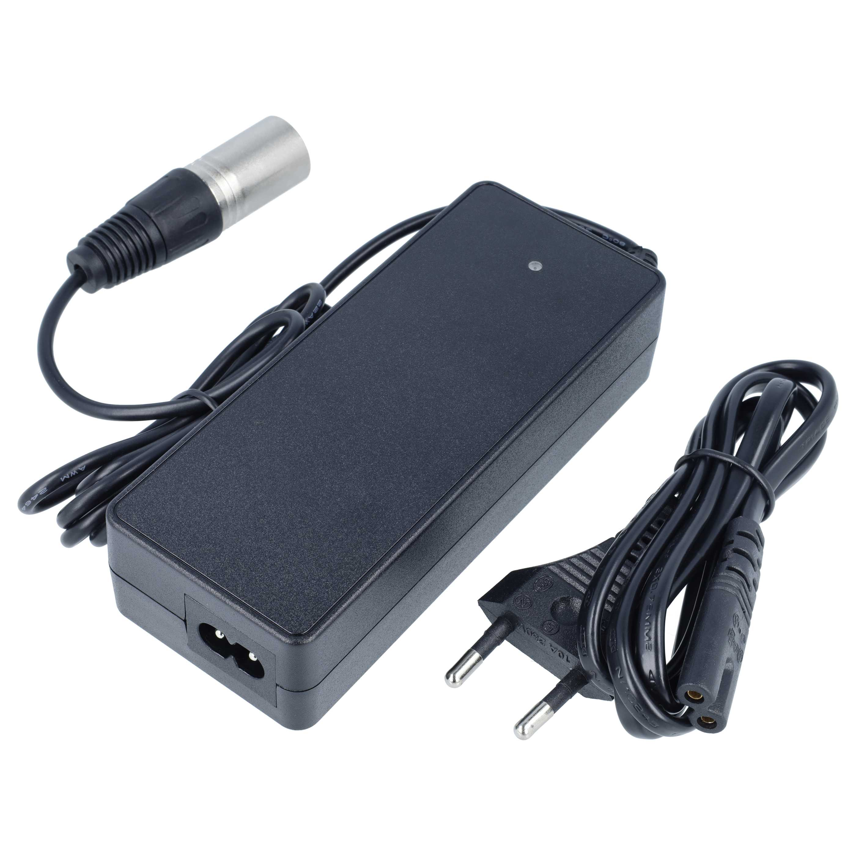Ein schwarzes Netzteil mit angeschlossenem Stromkabel und Stecker auf weißem Hintergrund.