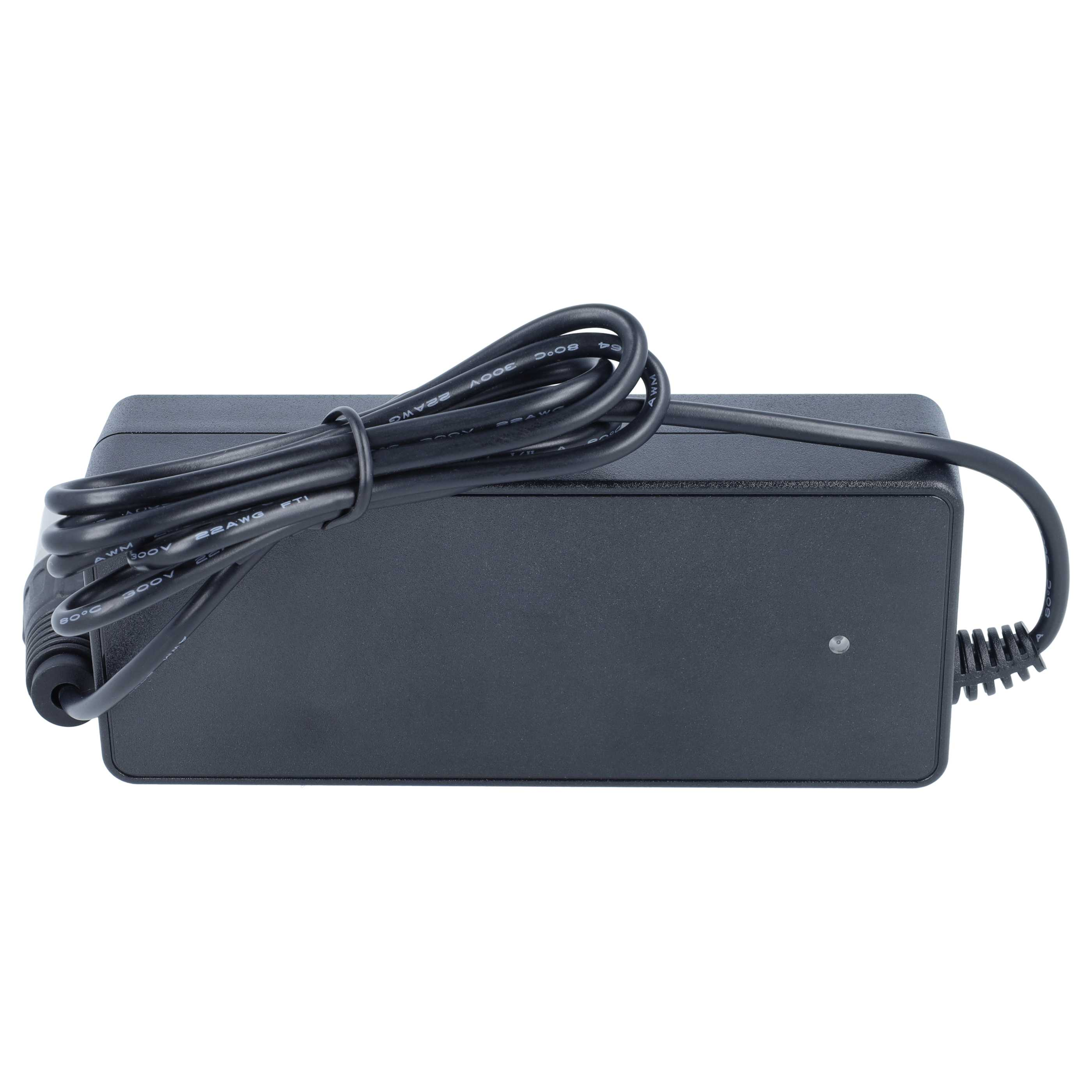 Ein schwarzes Netzteil mit aufgewickeltem Kabel auf weißem Hintergrund.