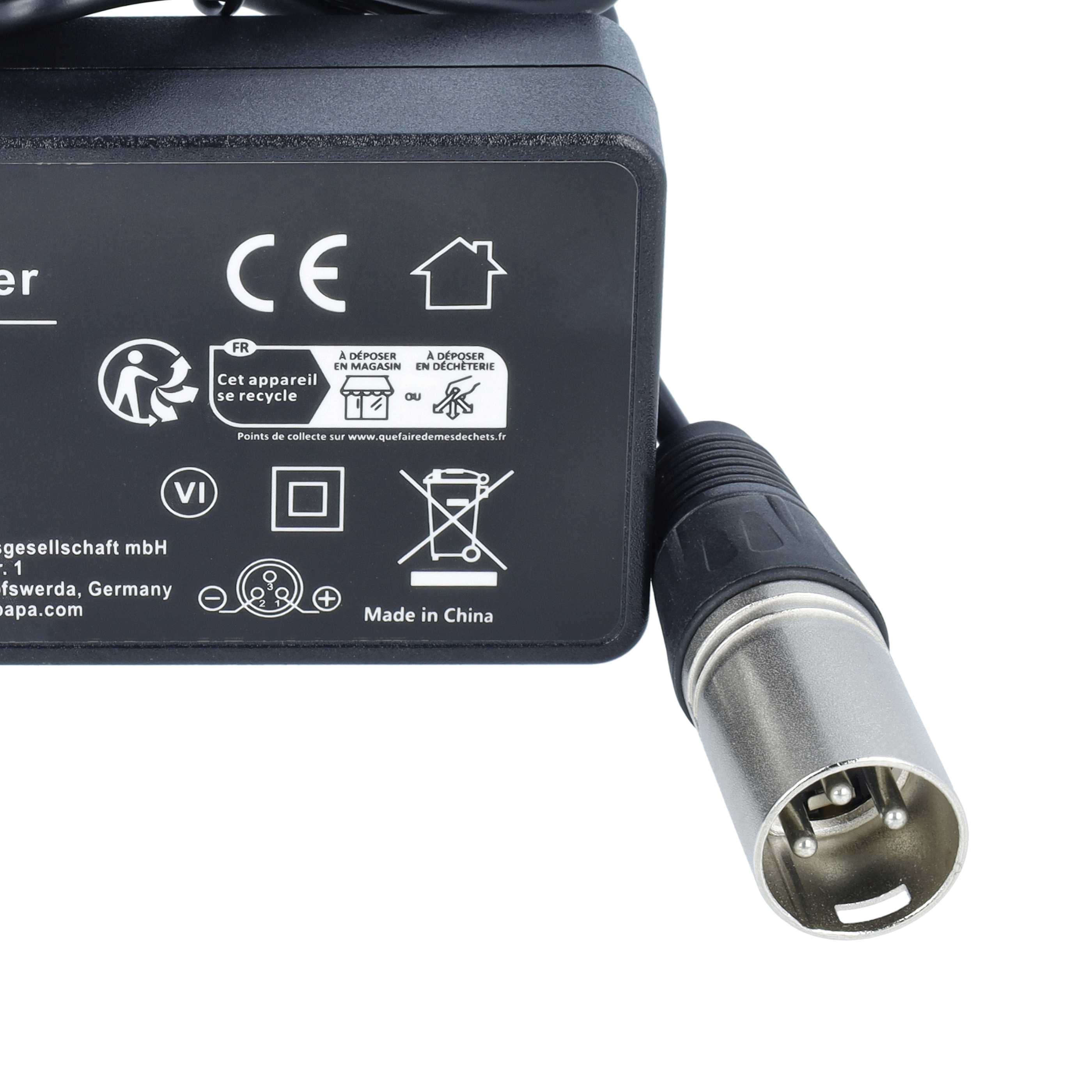 Schwarzes Netzteil mit CE-Kennzeichnung und einem angeschlossenen silbernen XLR-Stecker.