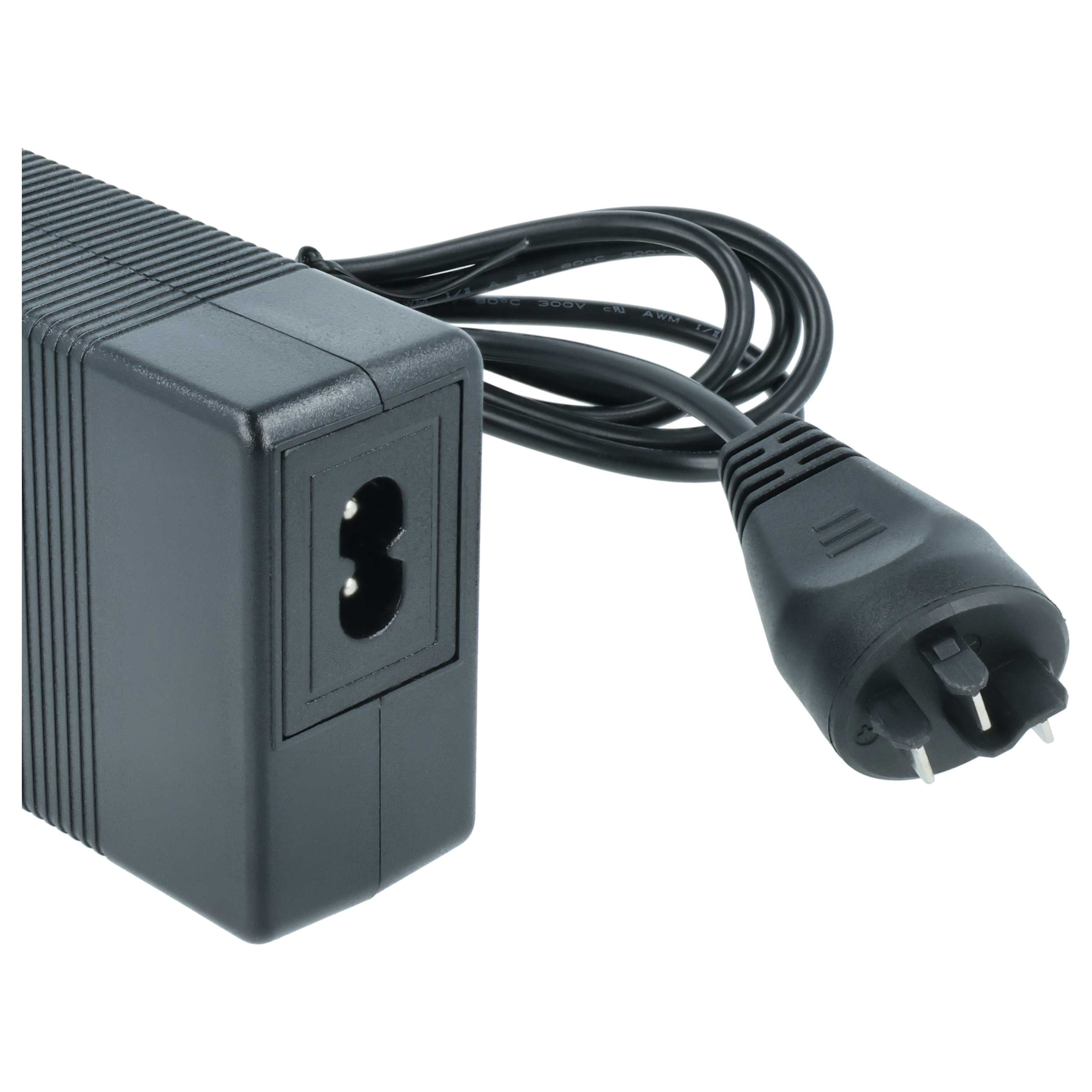 Ein schwarzes Netzteil mit angeschlossenem Netzkabel und dreipoligem Stecker auf weißem Hintergrund.