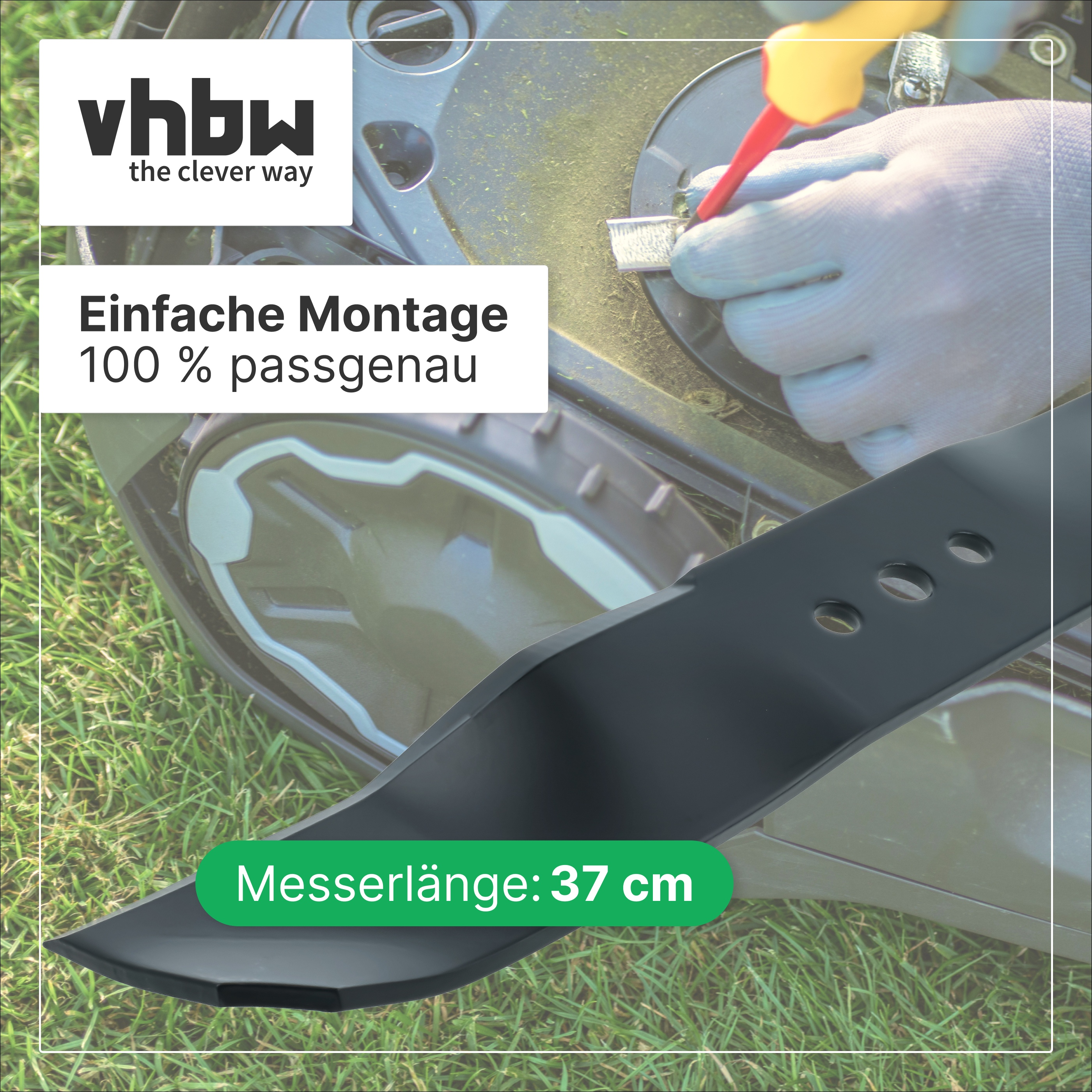 Ein handschuherwachsener Handarbeiter wechselt das Messer eines Rasenmähers mit einem Schraubenzieher.