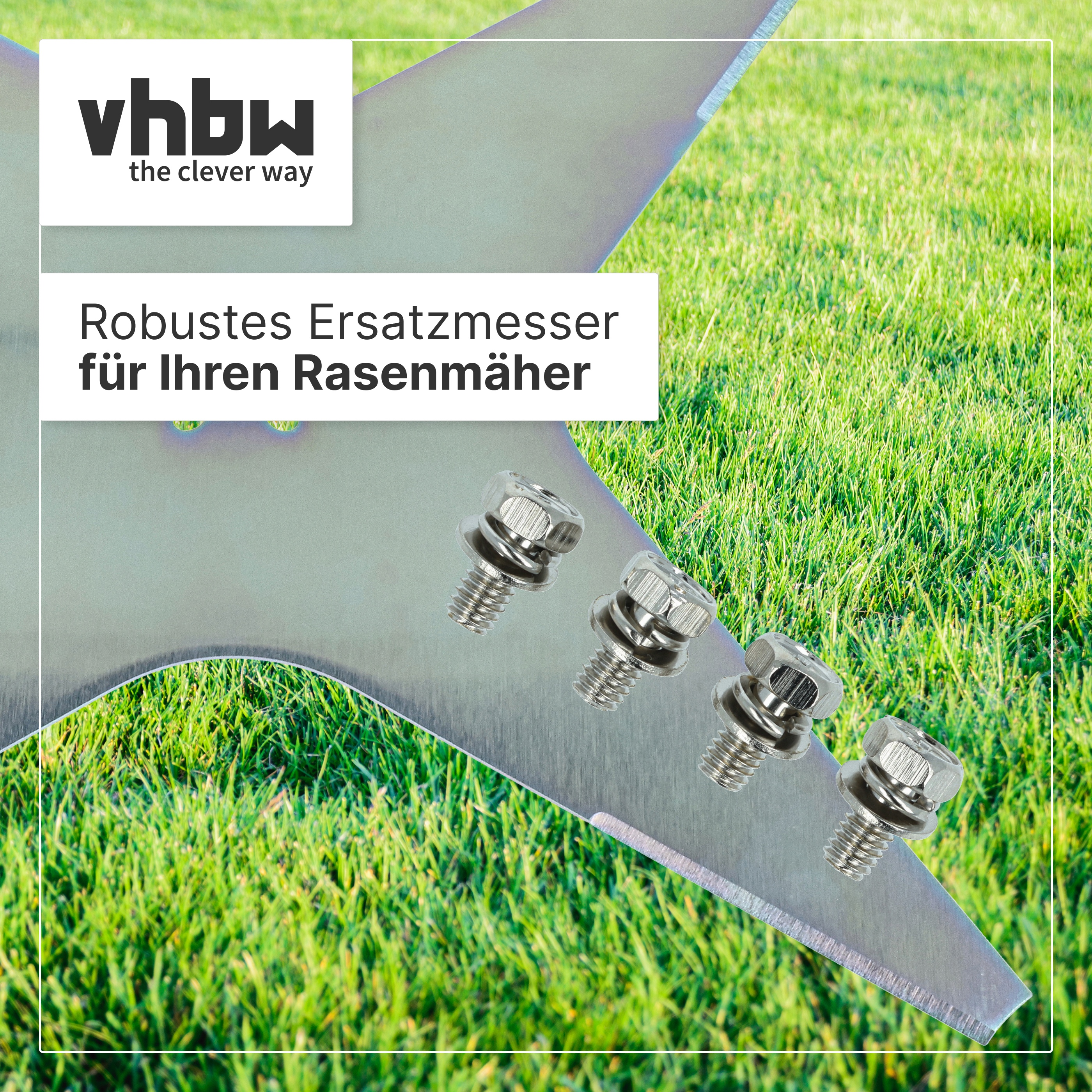 Metall-Ersatzmesser für Rasenmäher mit vier Schrauben auf grünem Gras.