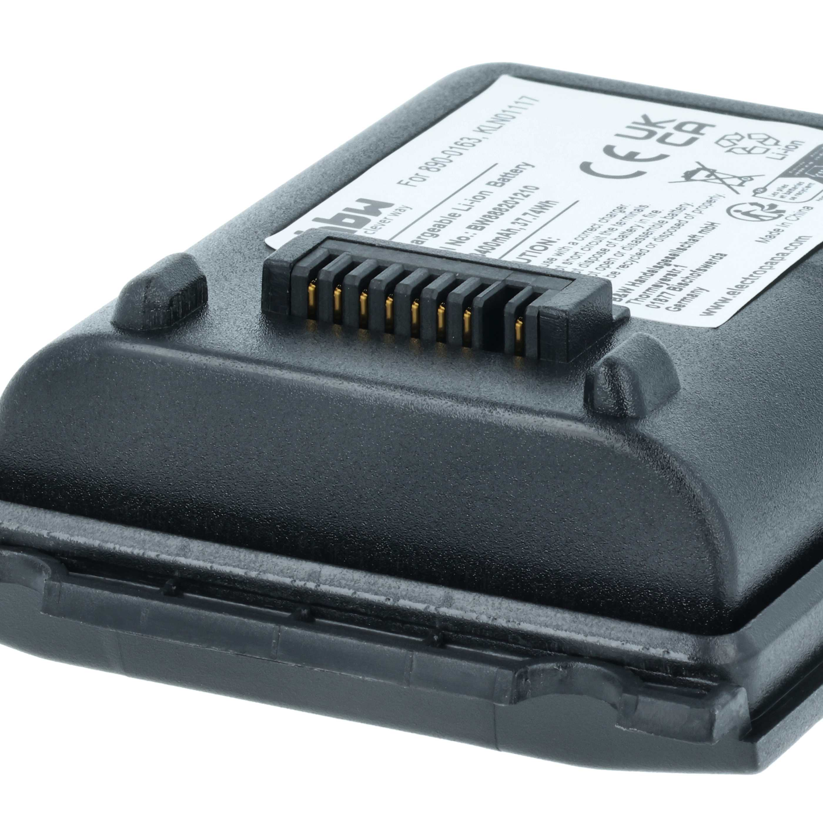 Nahaufnahme eines schwarzen wiederaufladbaren Lithium-Ionen-Akkus mit goldenen Kontaktelementen und weißem Etikett.
