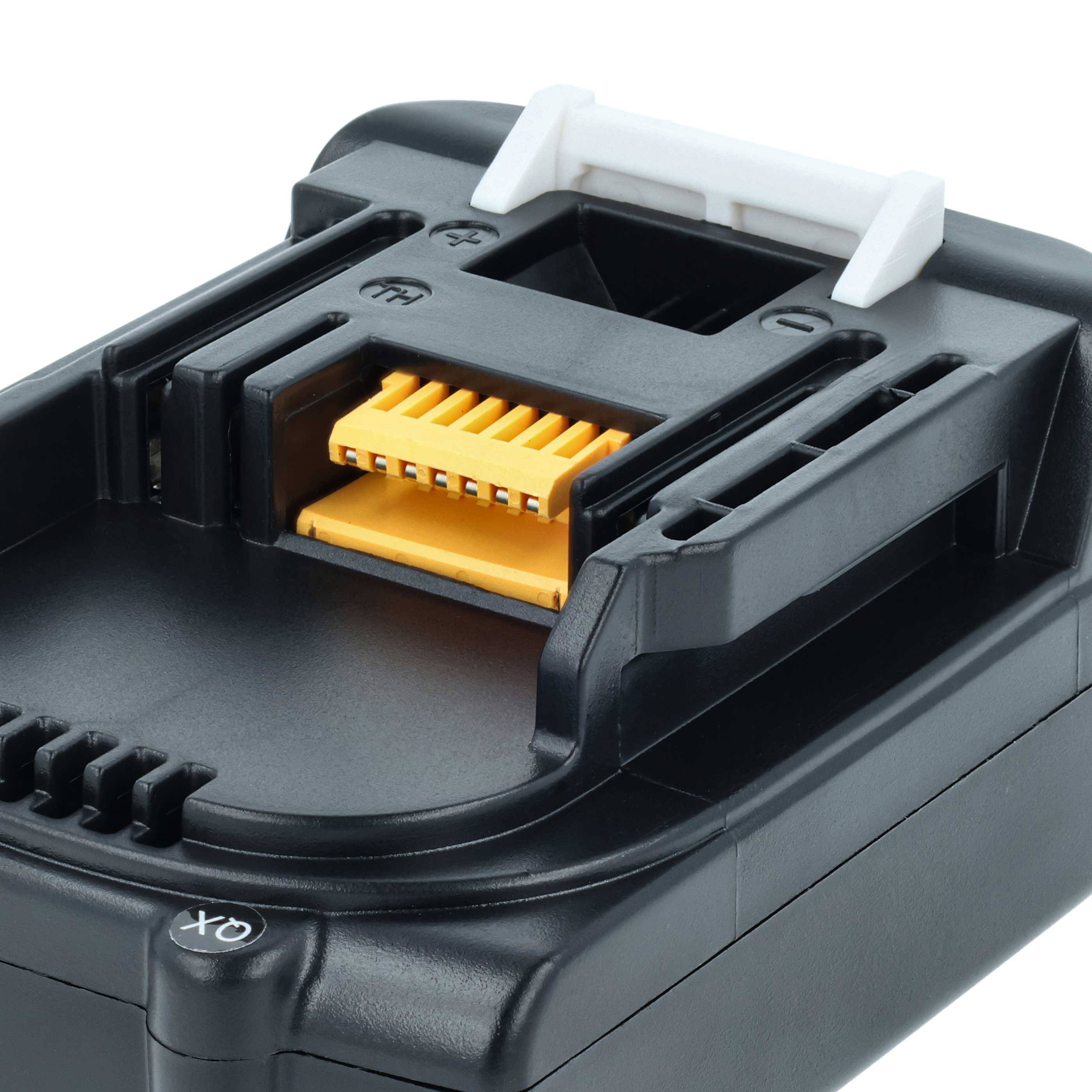 Ein schwarzer Akku-Adapter mit gelben Kontakten und einem weißen Auslöser vor weißem Hintergrund.