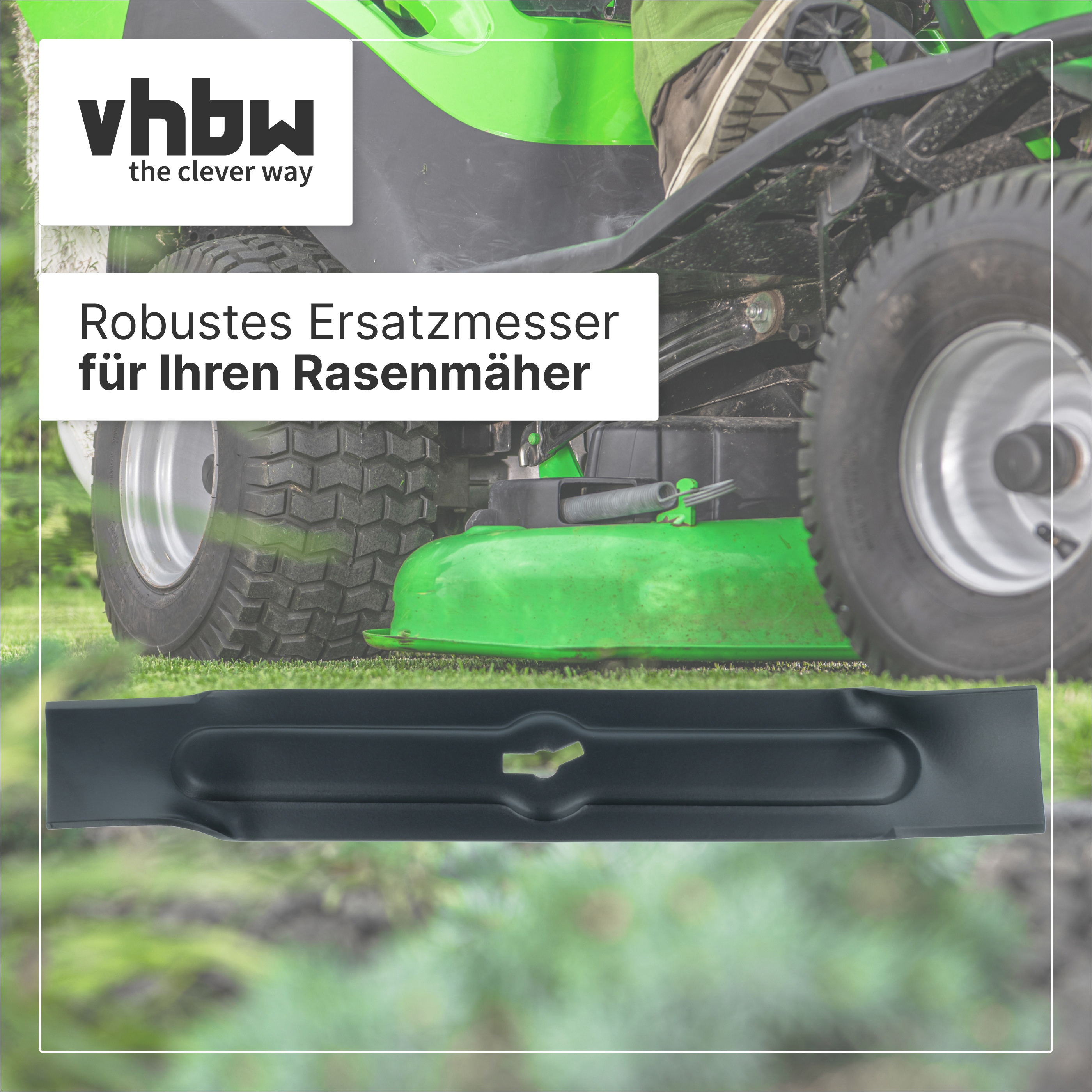 Ein schwarzes Rasenmähermesser ist vor einem grünen Aufsitzmäher auf Gras zu sehen.