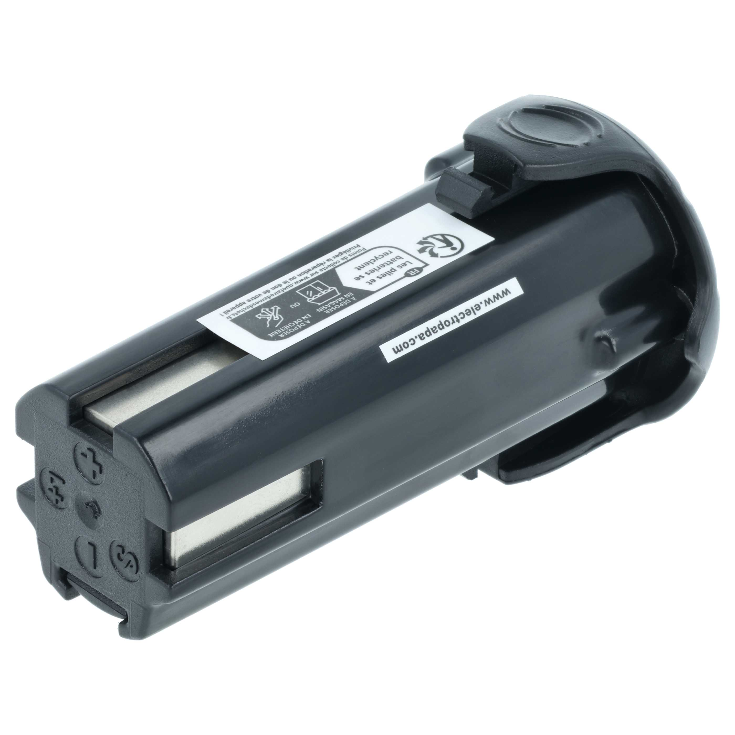 Ein schwarzer zylindrischer Elektrowerkzeugakku mit Kontakten und Recycling-Label auf weißem Hintergrund.