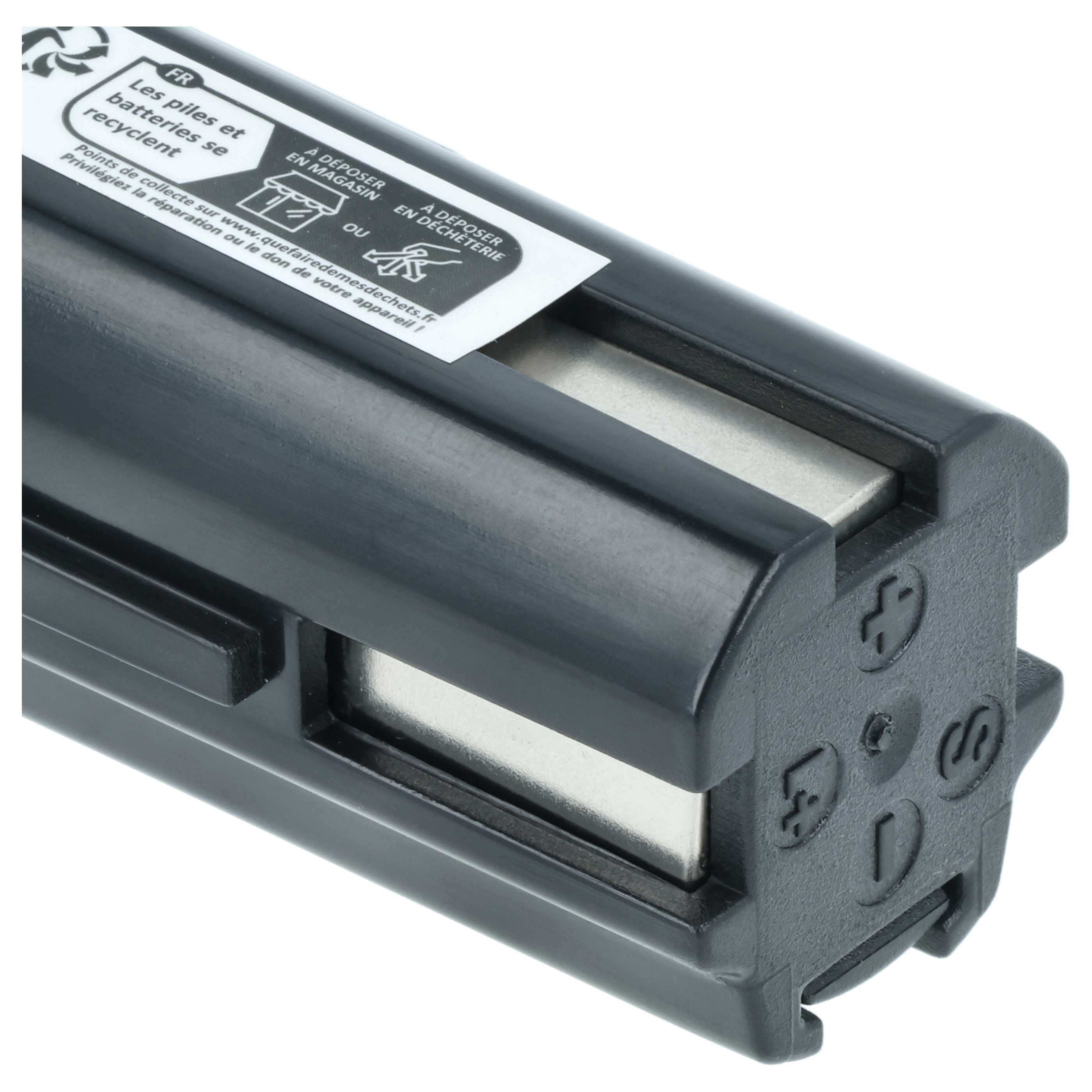Nahaufnahme einer schwarzen Batterie mit einem Recycling-Aufkleber auf weißem Hintergrund.