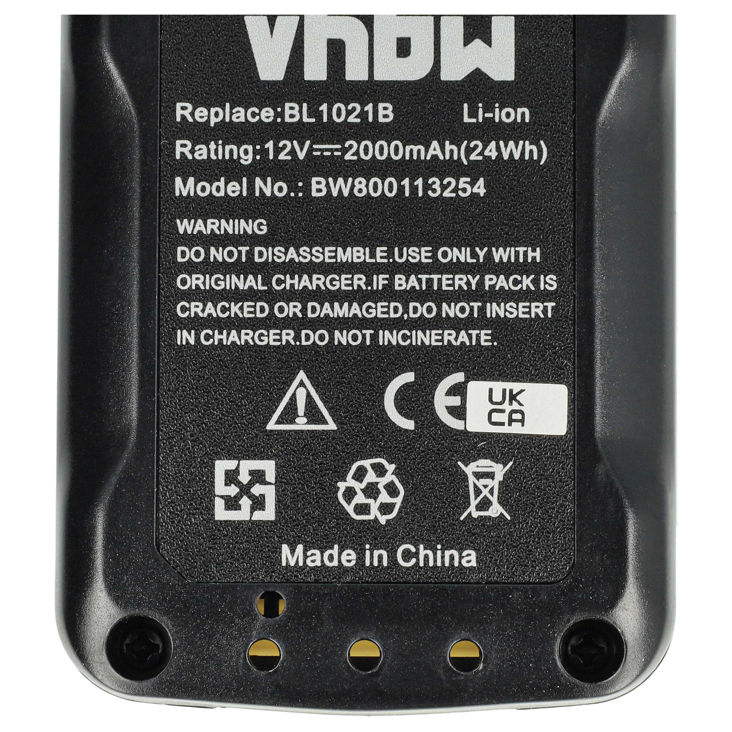 Nahaufnahme eines schwarzen Batterieetiketts mit weißem Text, Warnsymbolen und Herstellungsangabe.