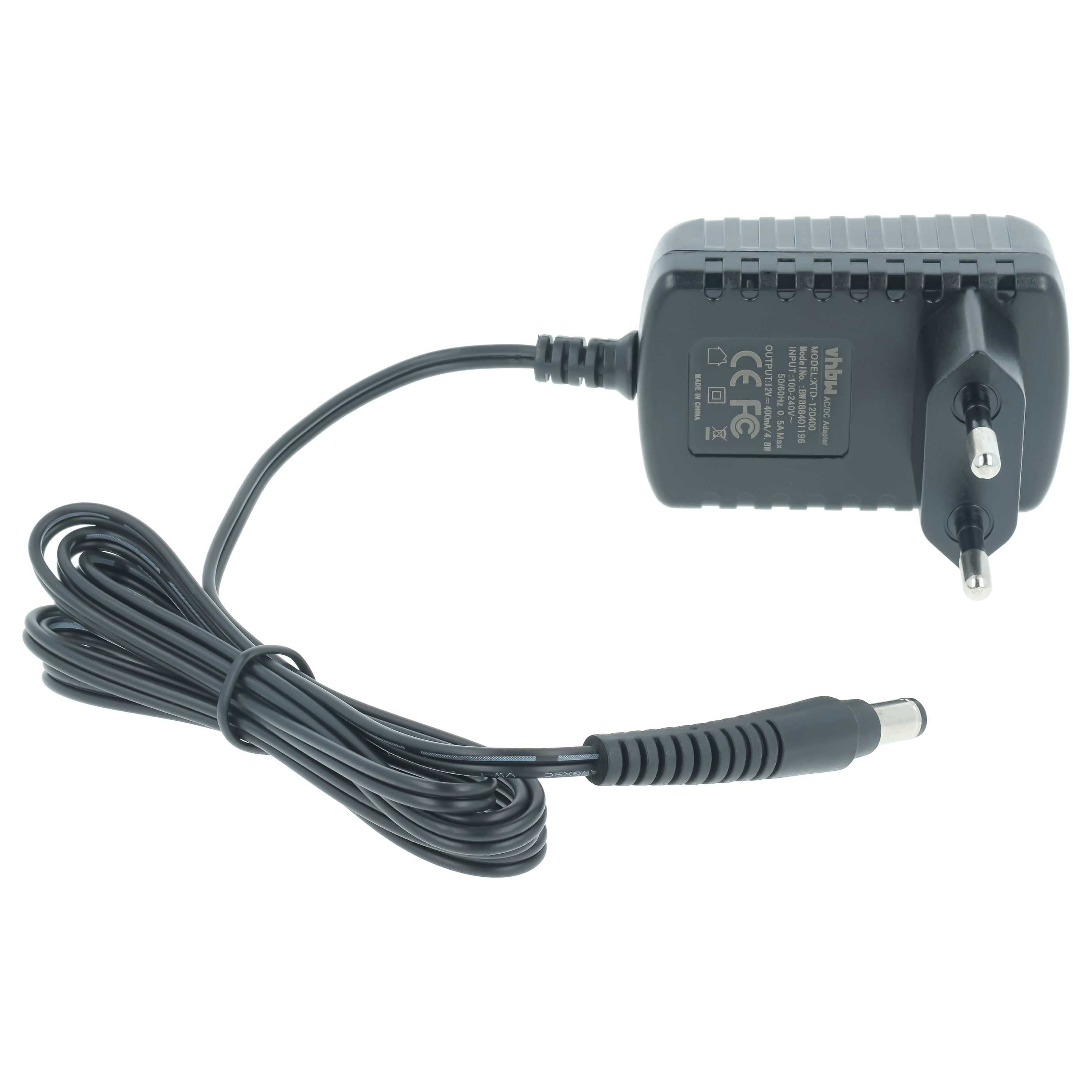 Schwarzes Steckernetzteil mit EU-Stecker und aufgerolltem Kabel auf weißem Grund.