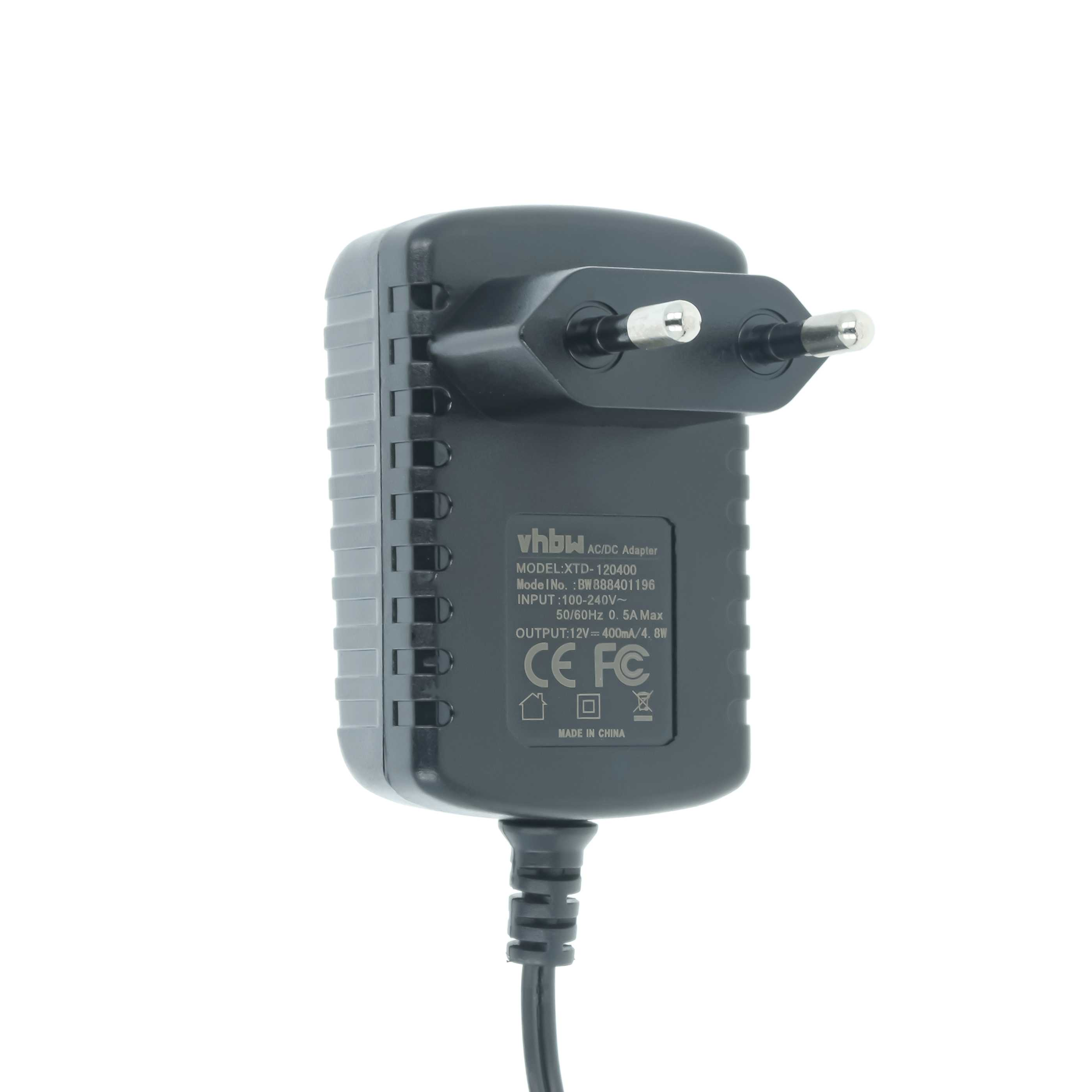 Ein schwarzer Steckernetzteil mit EU-Stecker und gedruckten technischen Daten auf der Vorderseite.