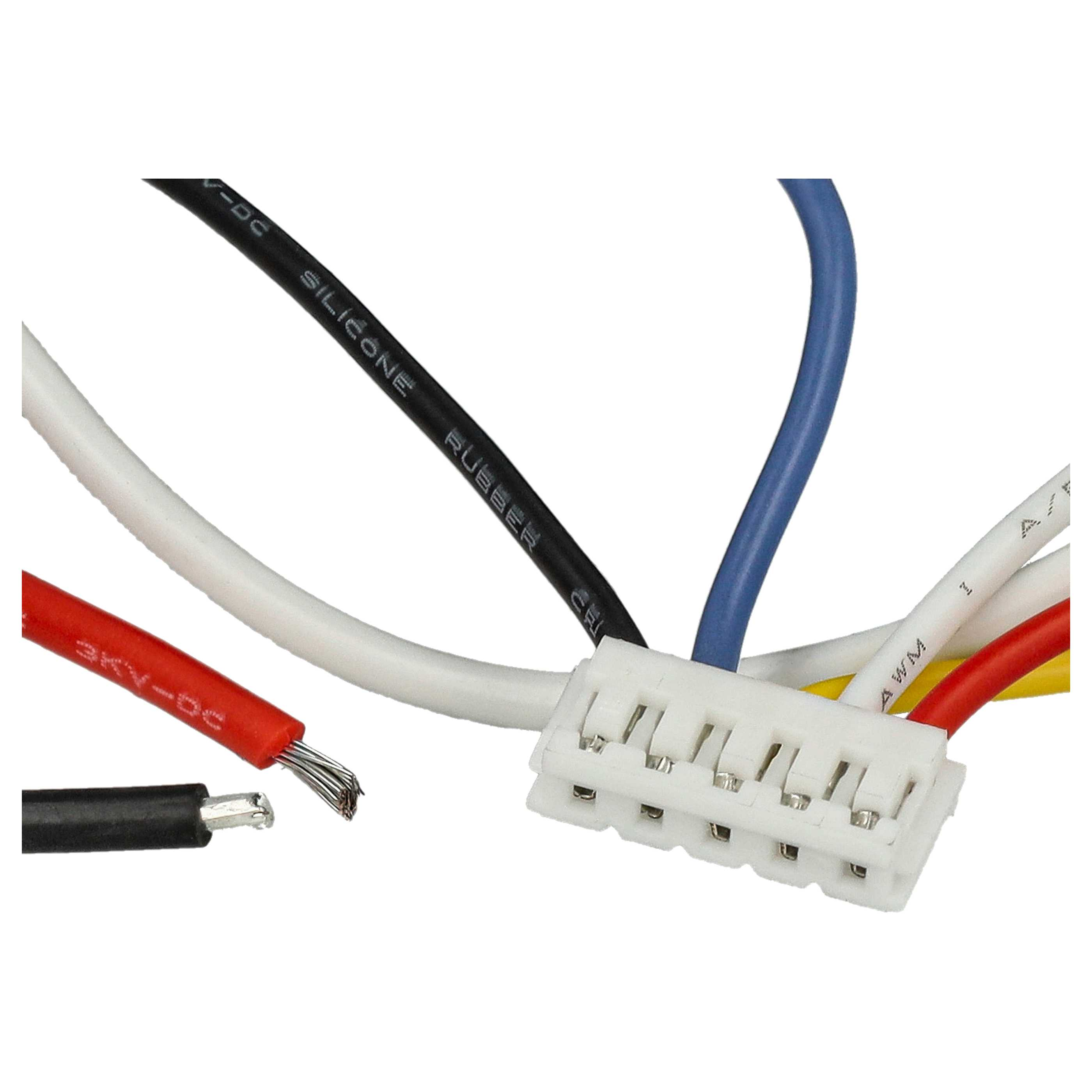 Verschiedenfarbige Kabel mit Steckverbinder auf weißem Hintergrund.