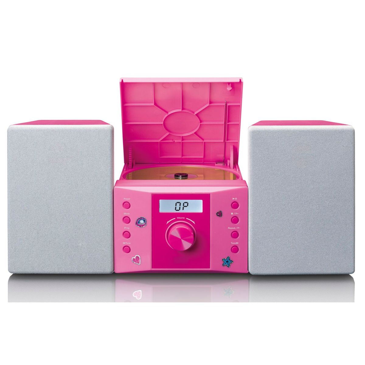 Ein pinker CD-Player mit offenen Deckel steht zwischen zwei Lautsprechern mit grauer Stoffabdeckung auf weißem Grund.