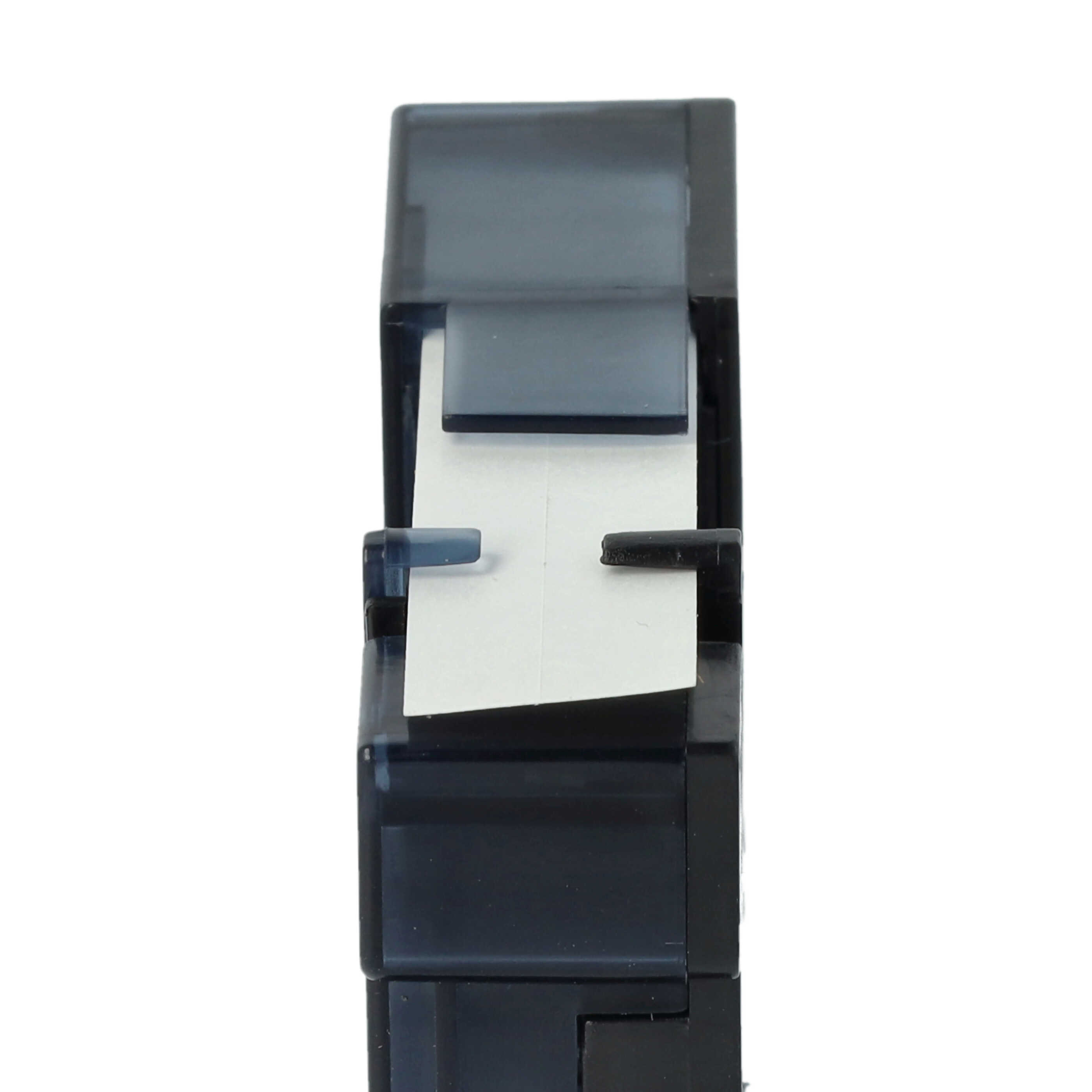 Eine schwarze Etikettenkassette aus Kunststoff mit einem weißen Etikett, das aus der Mitte heraustritt.