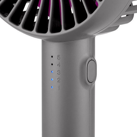 Grauer Handventilator mit fünf Leistungsstufen, wobei Stufen eins bis drei blau leuchten und ein Power-Knopf sichtbar ist.