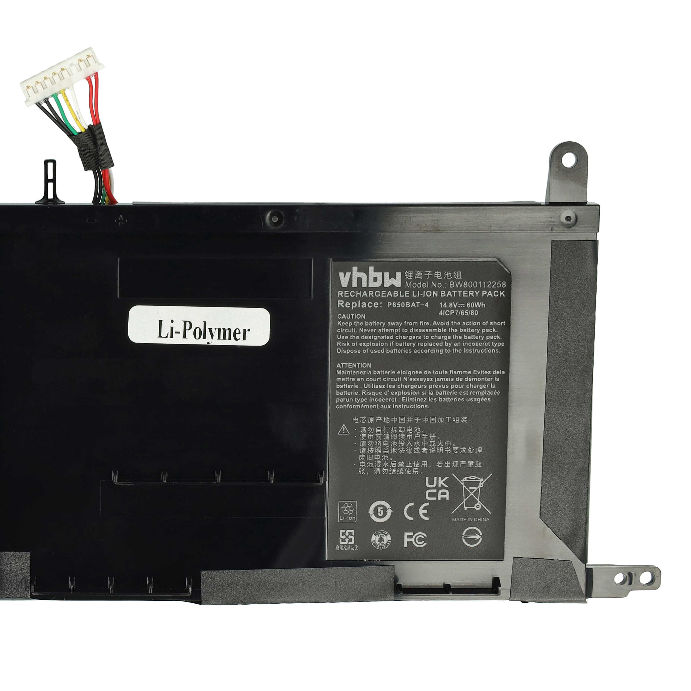 Ein schwarzer Laptop-Akku mit weißem Etikett und bunten Kabeln an einem weißen Stecker.