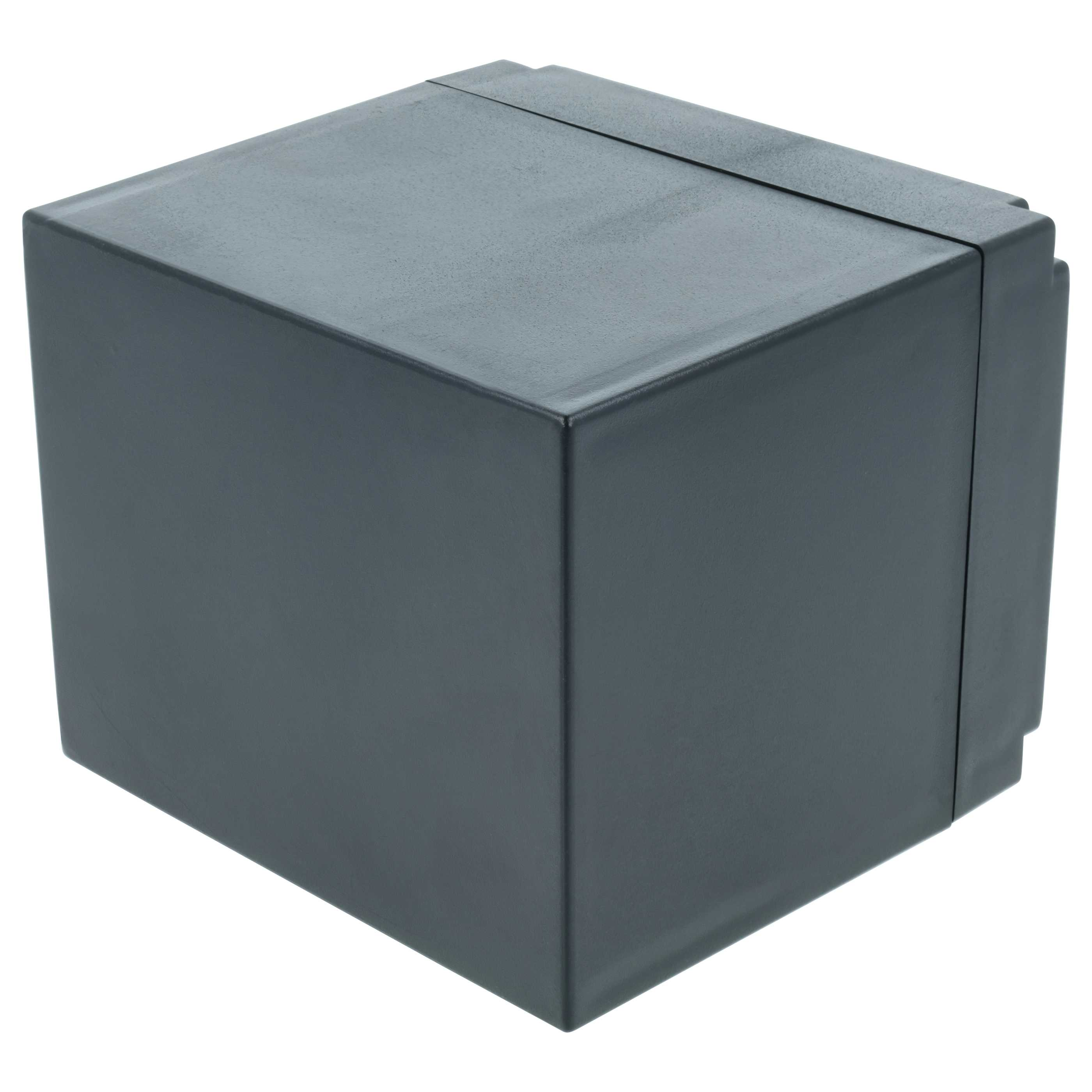 Ein grauer, geschlossener Kasten in quadratischer Form auf weißem Hintergrund.
