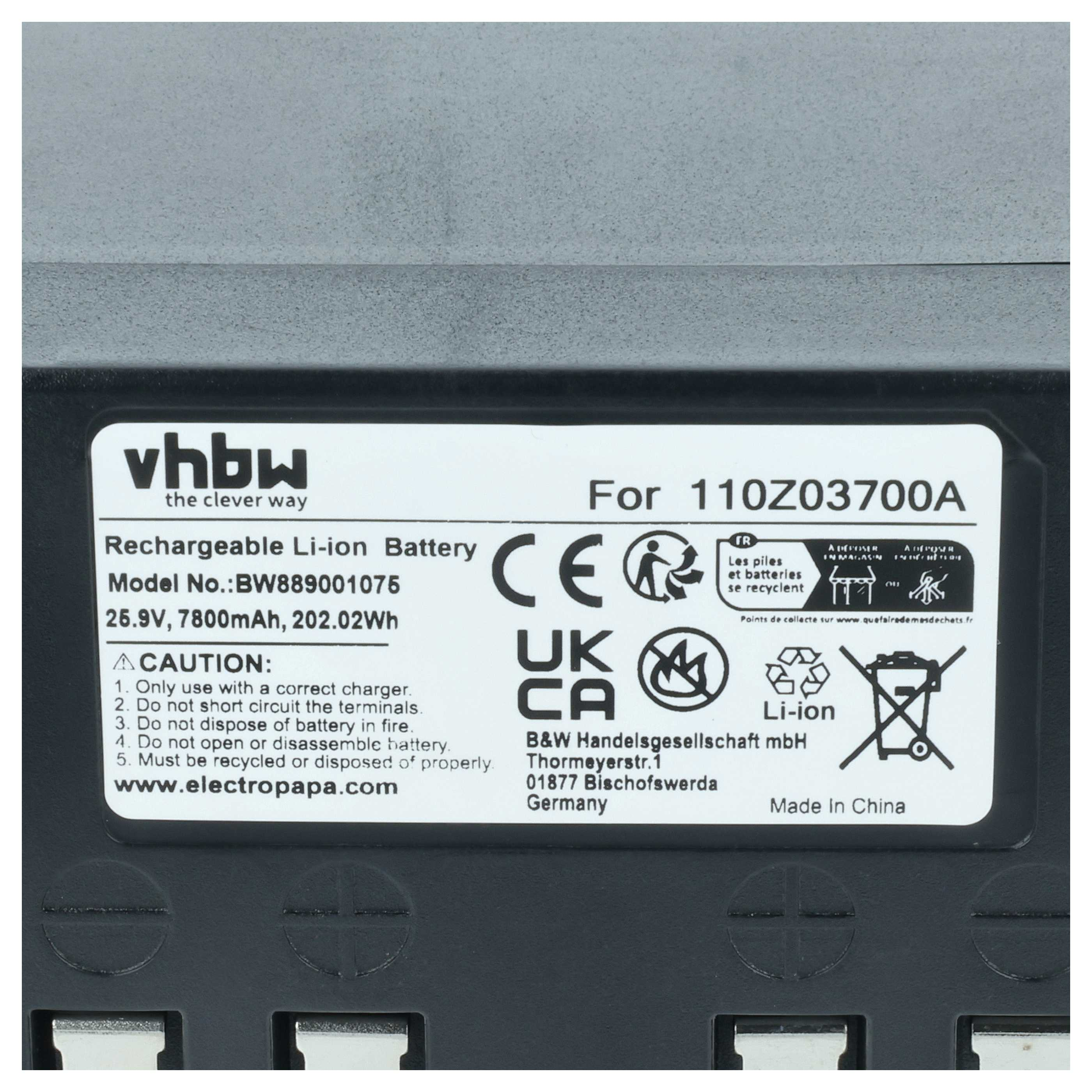 Aufkleber auf einem Lithium-Ionen-Akku mit technischen Daten, Sicherheitshinweisen und Zertifizierungssymbolen.