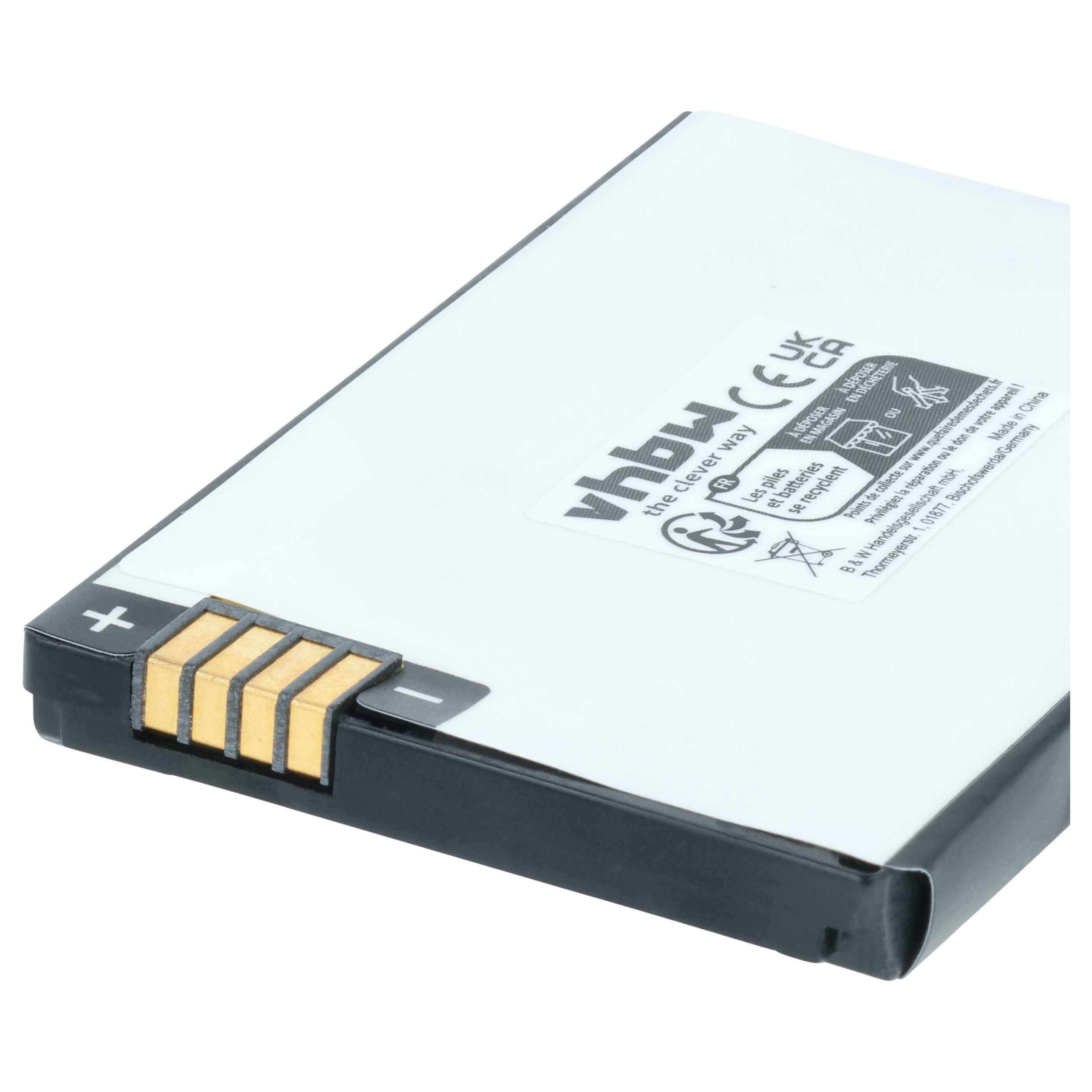 Eine rechteckige Akkubatterie mit goldenen Kontakten und gedrucktem Text auf weißem Gehäuse gegen weißen Hintergrund.