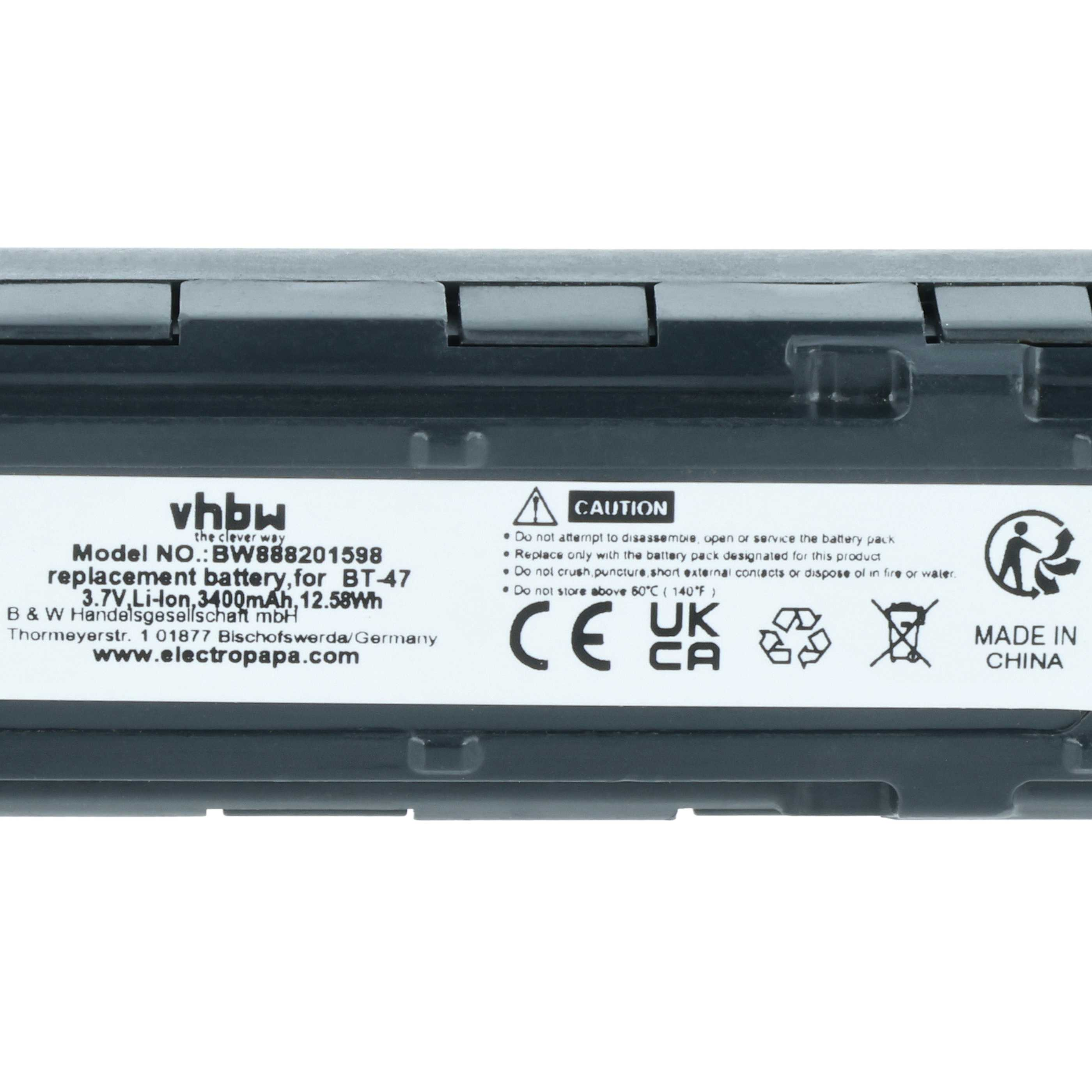 Ein Etikett auf einer grauen Batterie zeigt Modelldaten, Warnungen, CE-Kennzeichen und Herkunft.
