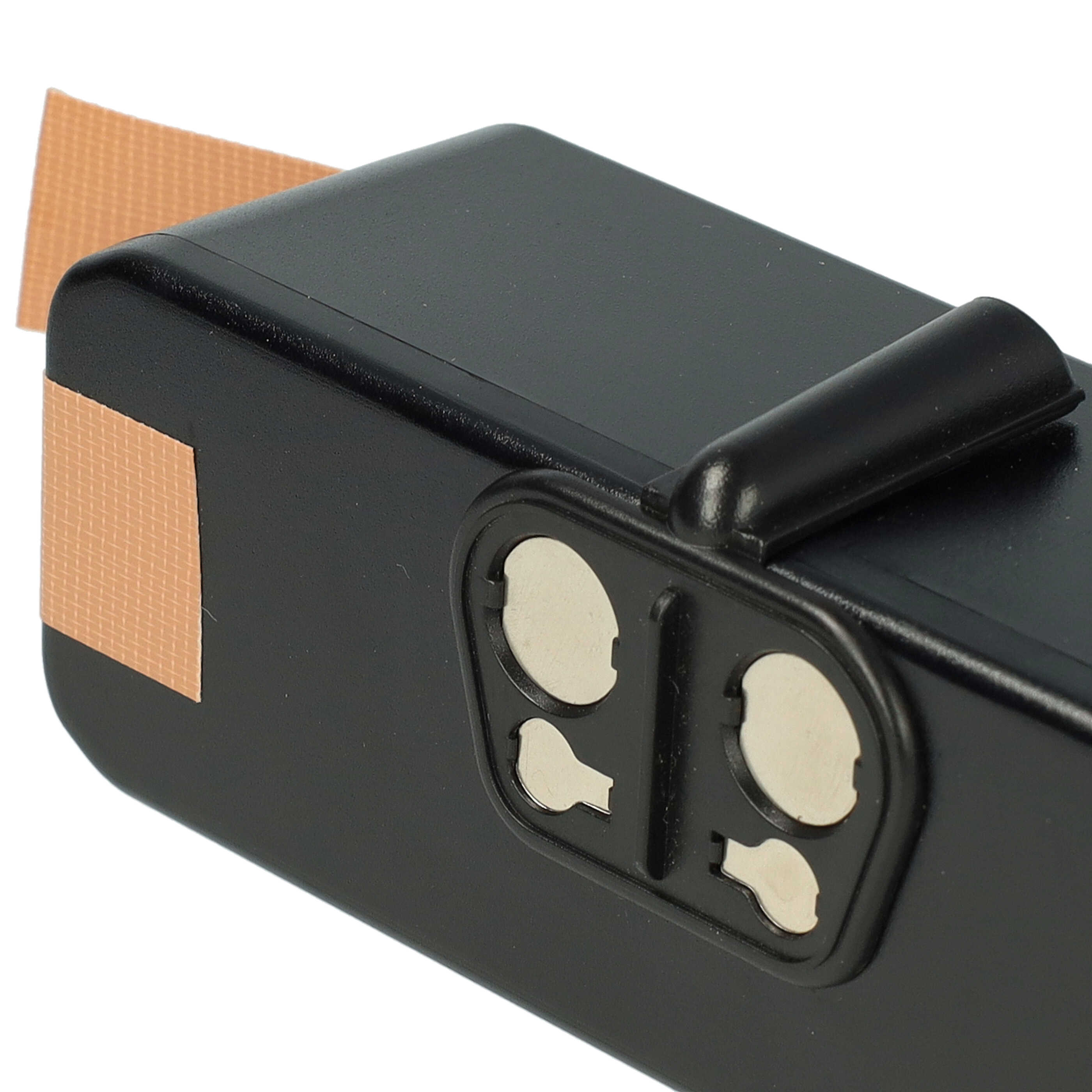 Ein schwarzes Plastikgerät mit Metallkontakten und einem beigen Klebestreifen an der Seite, nah betrachtet.
