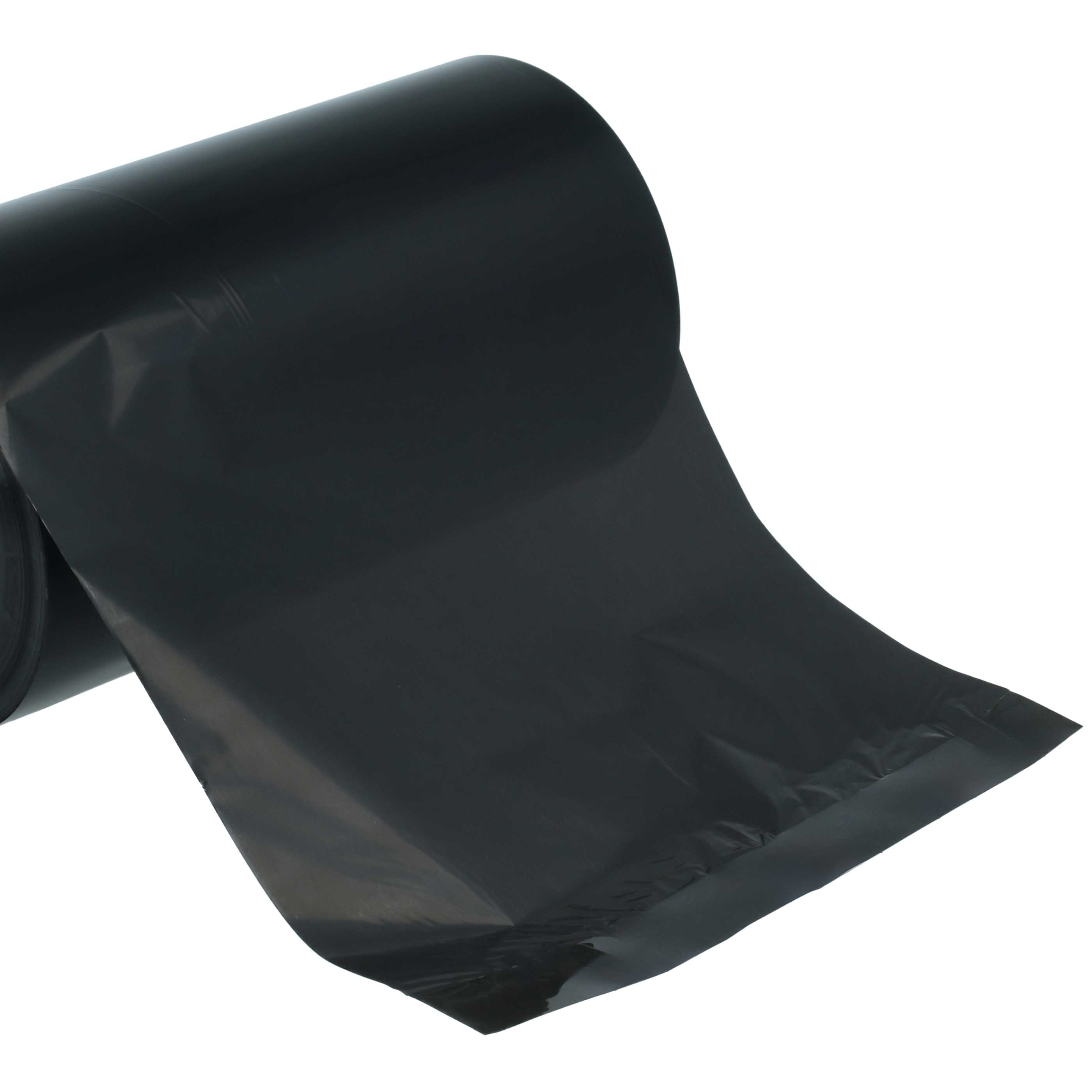 Eine große Rolle aus glänzender schwarzer Plastikfolie auf weißem Hintergrund.